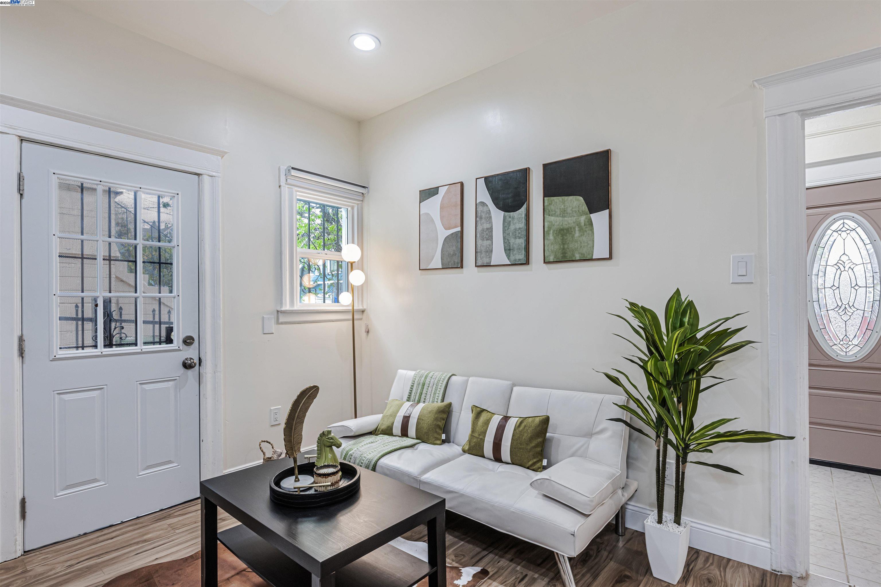 Detail Gallery Image 7 of 35 For 2211 24th Ave, Oakland,  CA 94601 - 2 Beds | 1 Baths