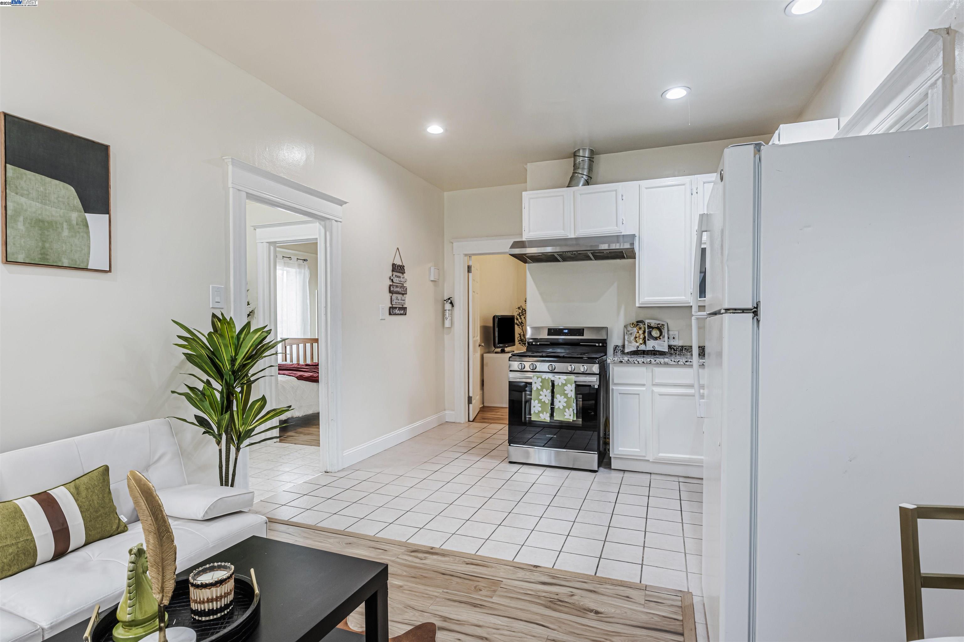 Detail Gallery Image 10 of 35 For 2211 24th Ave, Oakland,  CA 94601 - 2 Beds | 1 Baths