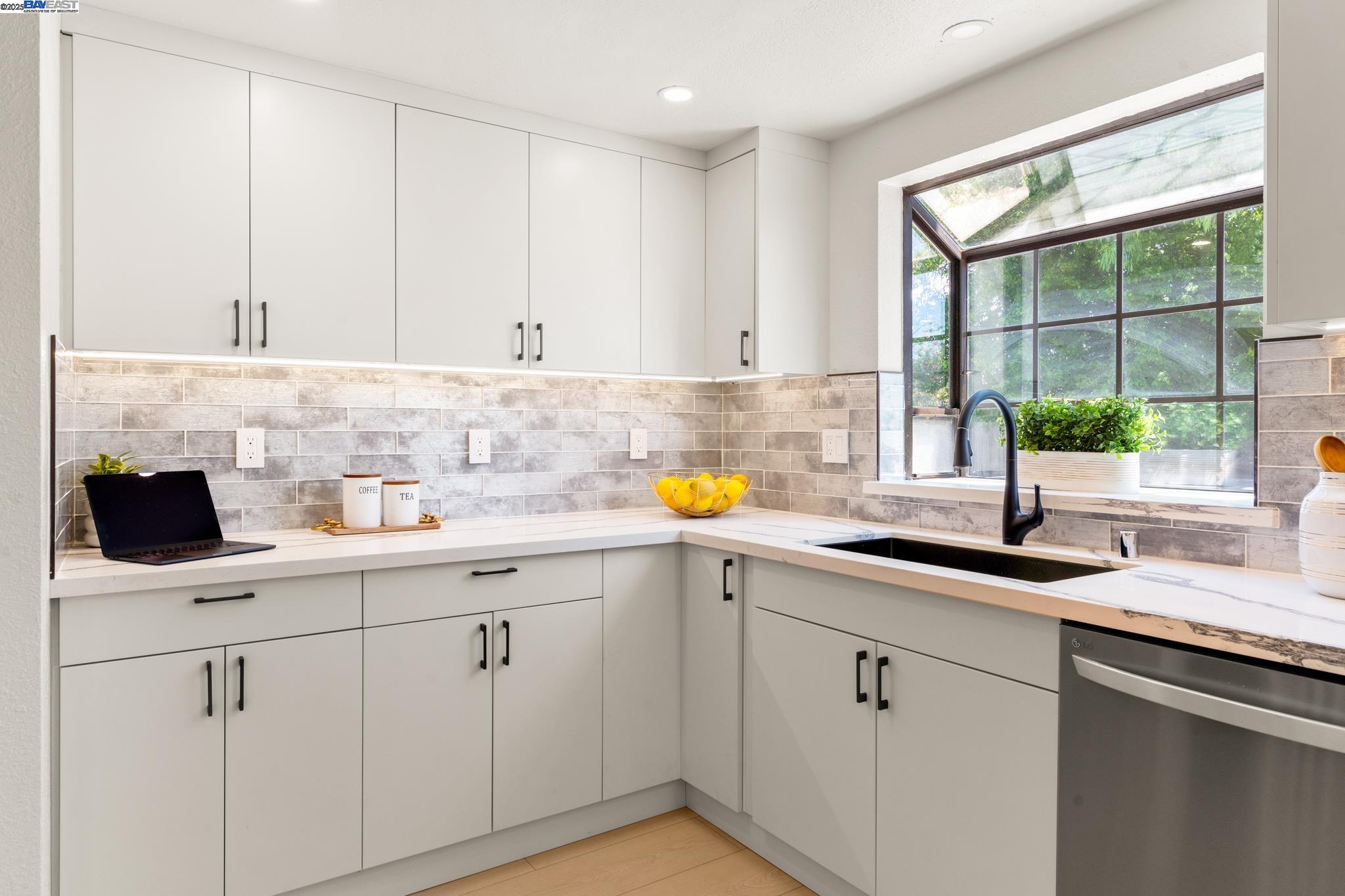 Detail Gallery Image 15 of 34 For 37807 Lobelia Dr, Newark,  CA 94560 - 4 Beds | 2/1 Baths