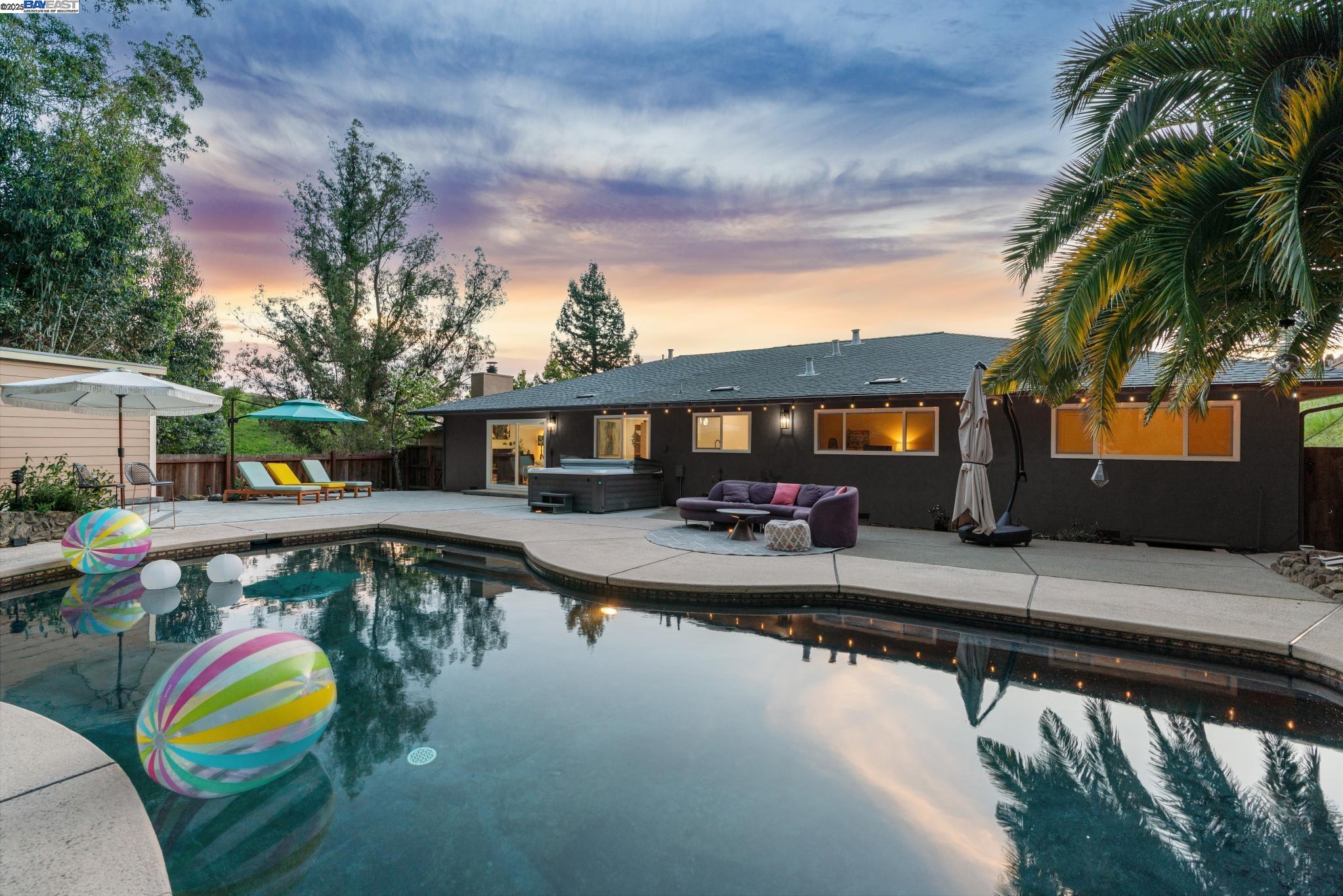 Detail Gallery Image 1 of 57 For 441 Fox Hills Court, Oakland,  CA 94605 - 3 Beds | 3 Baths