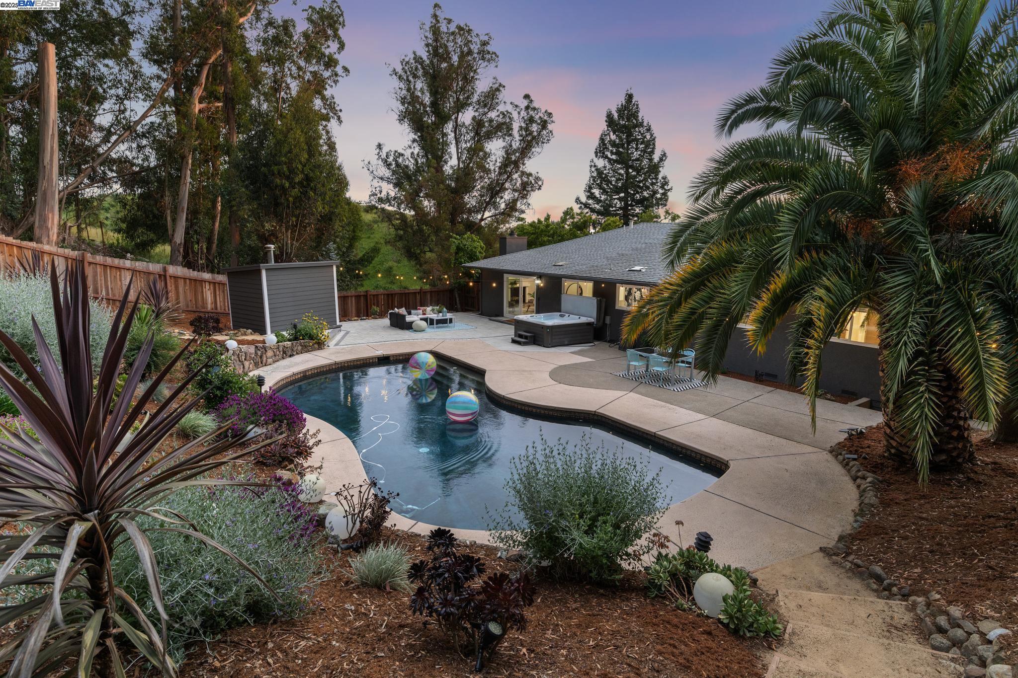 Detail Gallery Image 4 of 57 For 441 Fox Hills Court, Oakland,  CA 94605 - 3 Beds | 3 Baths