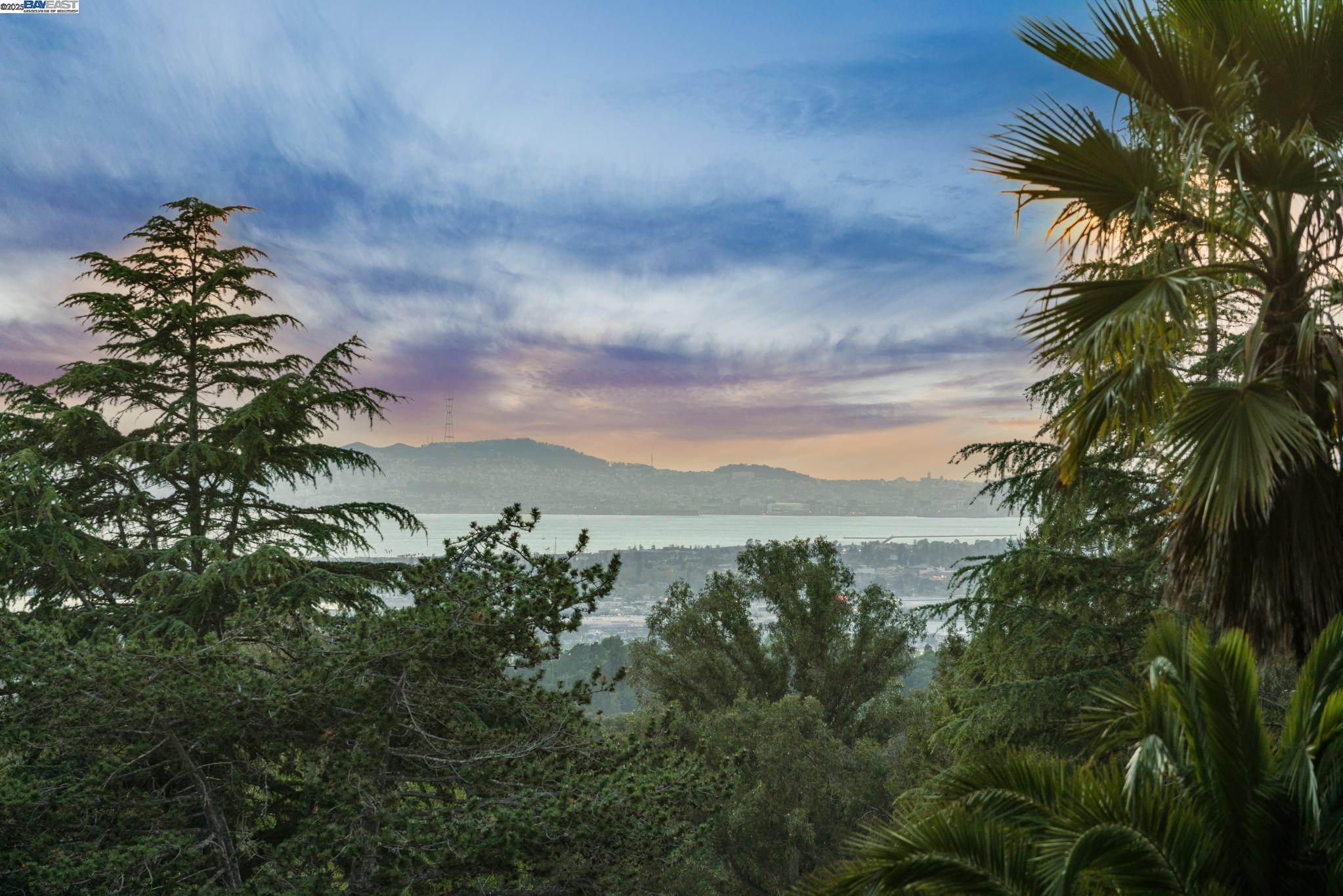 Detail Gallery Image 5 of 57 For 441 Fox Hills Court, Oakland,  CA 94605 - 3 Beds | 3 Baths
