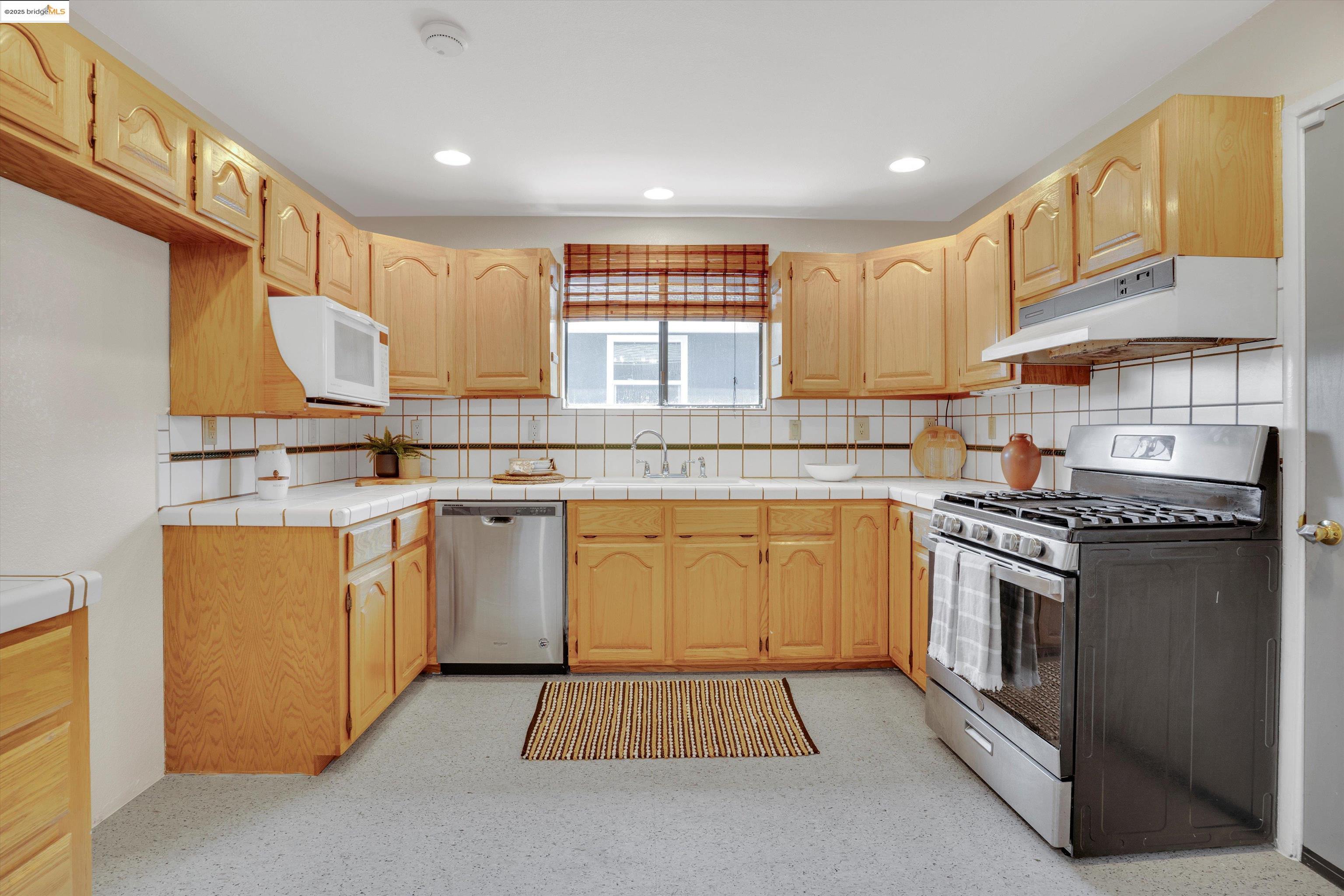 Detail Gallery Image 11 of 27 For 278 via Mirlo, San Lorenzo,  CA 94580 - 4 Beds | 2 Baths