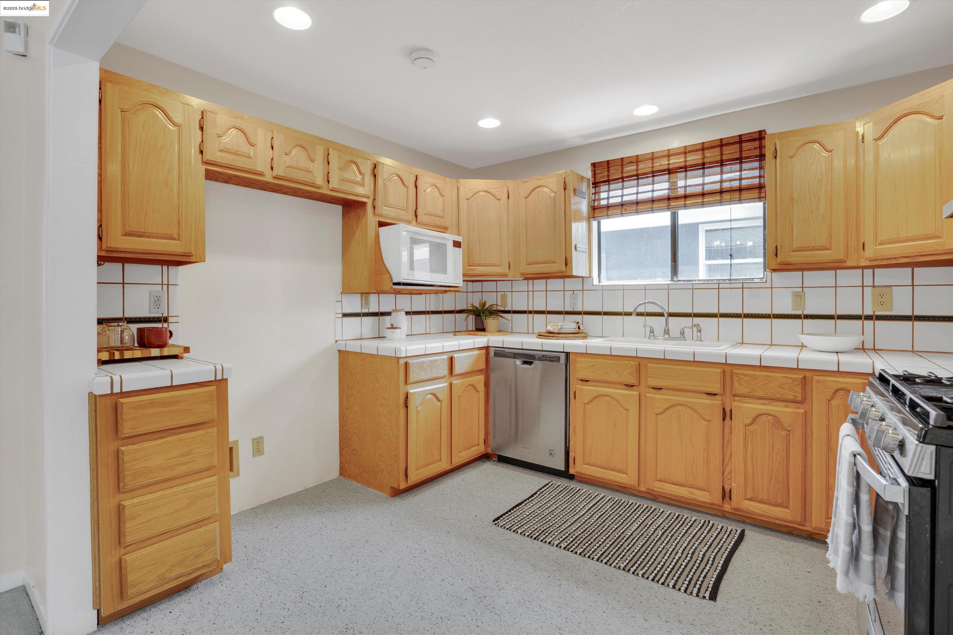 Detail Gallery Image 9 of 27 For 278 via Mirlo, San Lorenzo,  CA 94580 - 4 Beds | 2 Baths