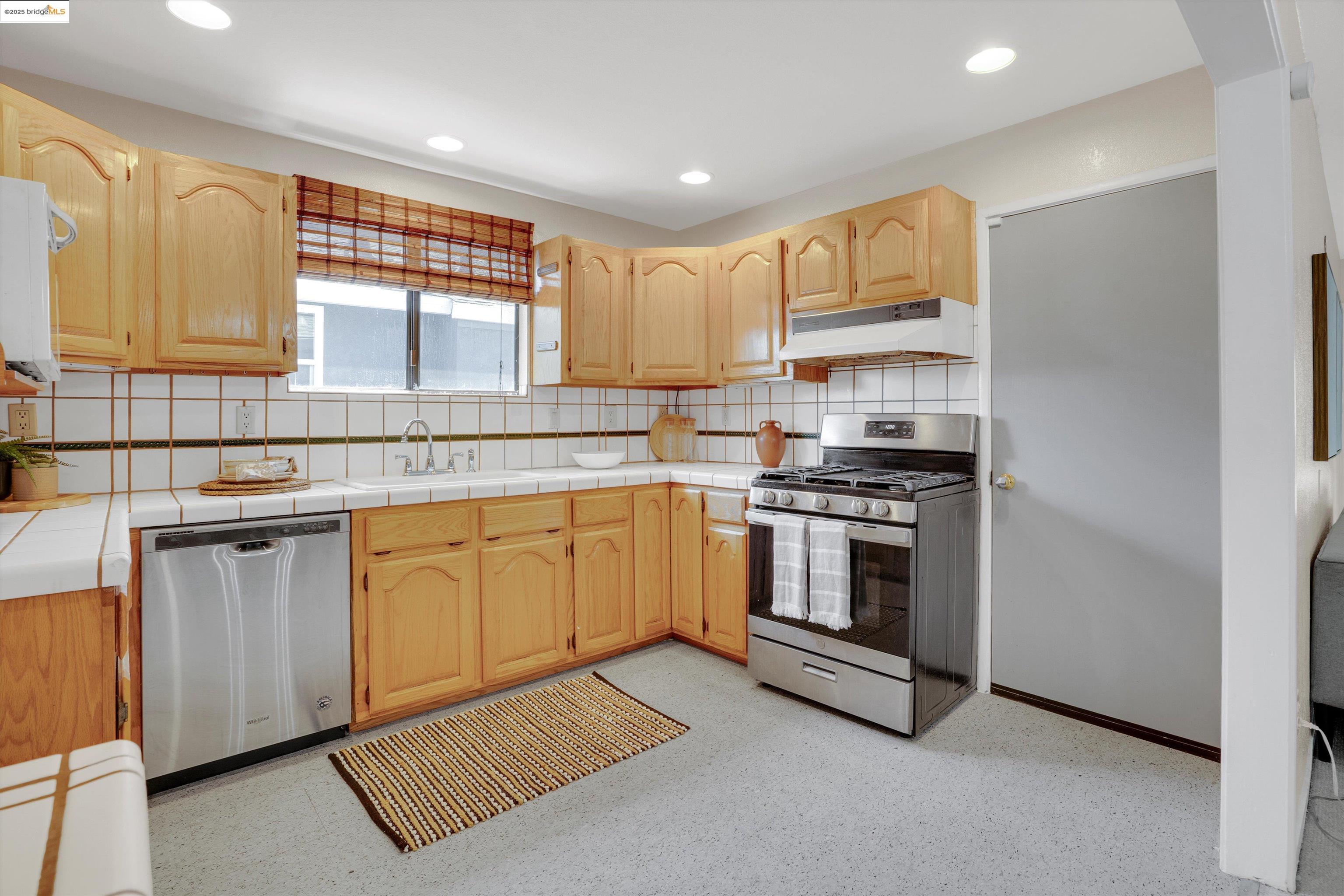 Detail Gallery Image 10 of 27 For 278 via Mirlo, San Lorenzo,  CA 94580 - 4 Beds | 2 Baths