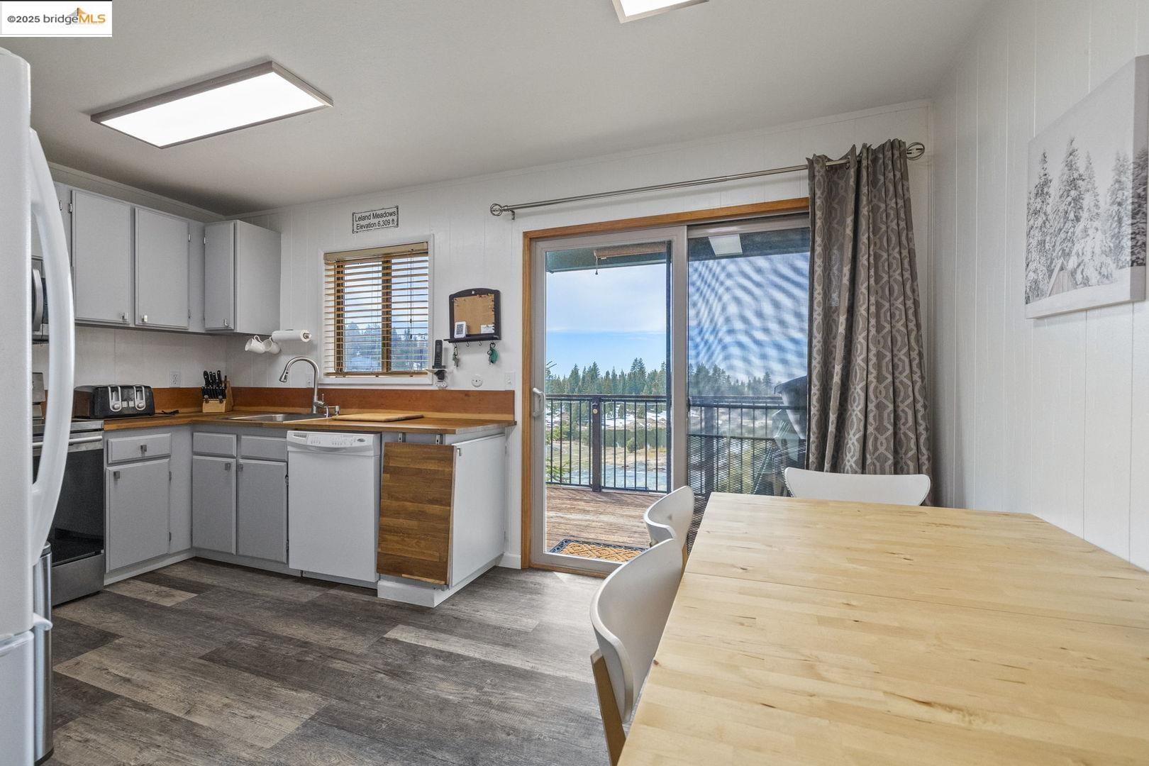 Detail Gallery Image 9 of 34 For 33781 Upper Leland Rd # a,  Pinecrest,  CA 95364 - 3 Beds | 2 Baths