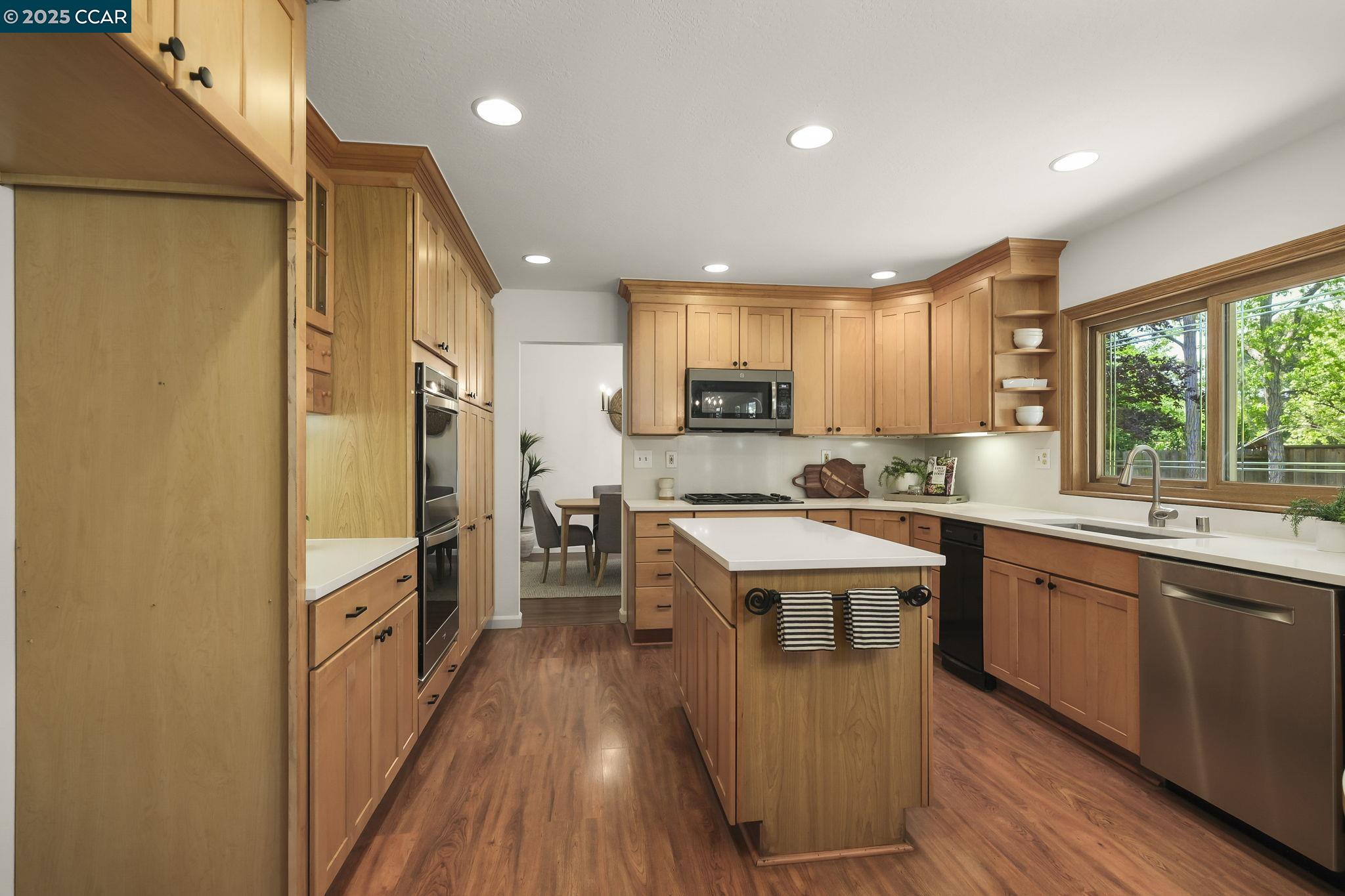 Detail Gallery Image 9 of 33 For 190 Mt Wilson Way, Clayton,  CA 94517 - 5 Beds | 3 Baths