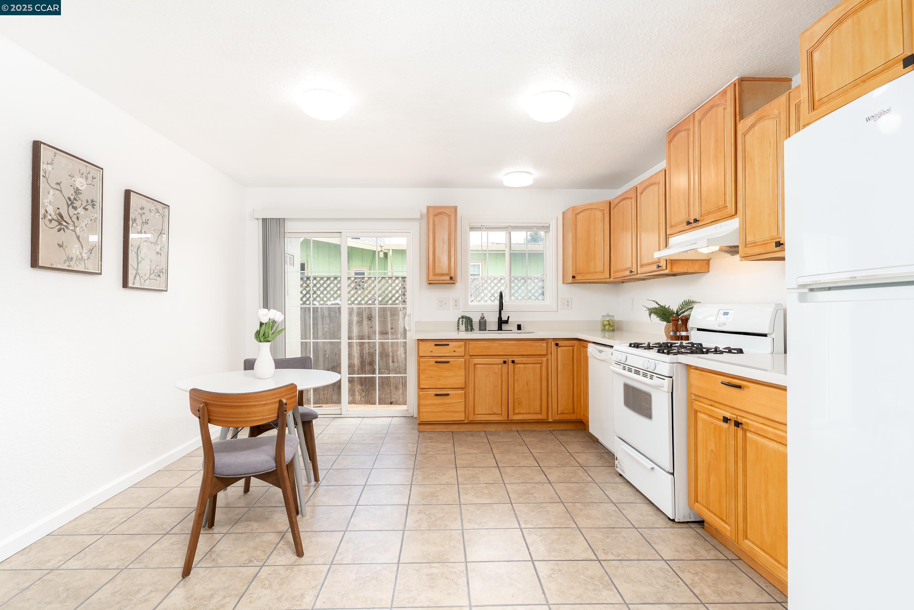Detail Gallery Image 14 of 53 For 2502 Esmond Ave, Richmond,  CA 94804 - 3 Beds | 2 Baths