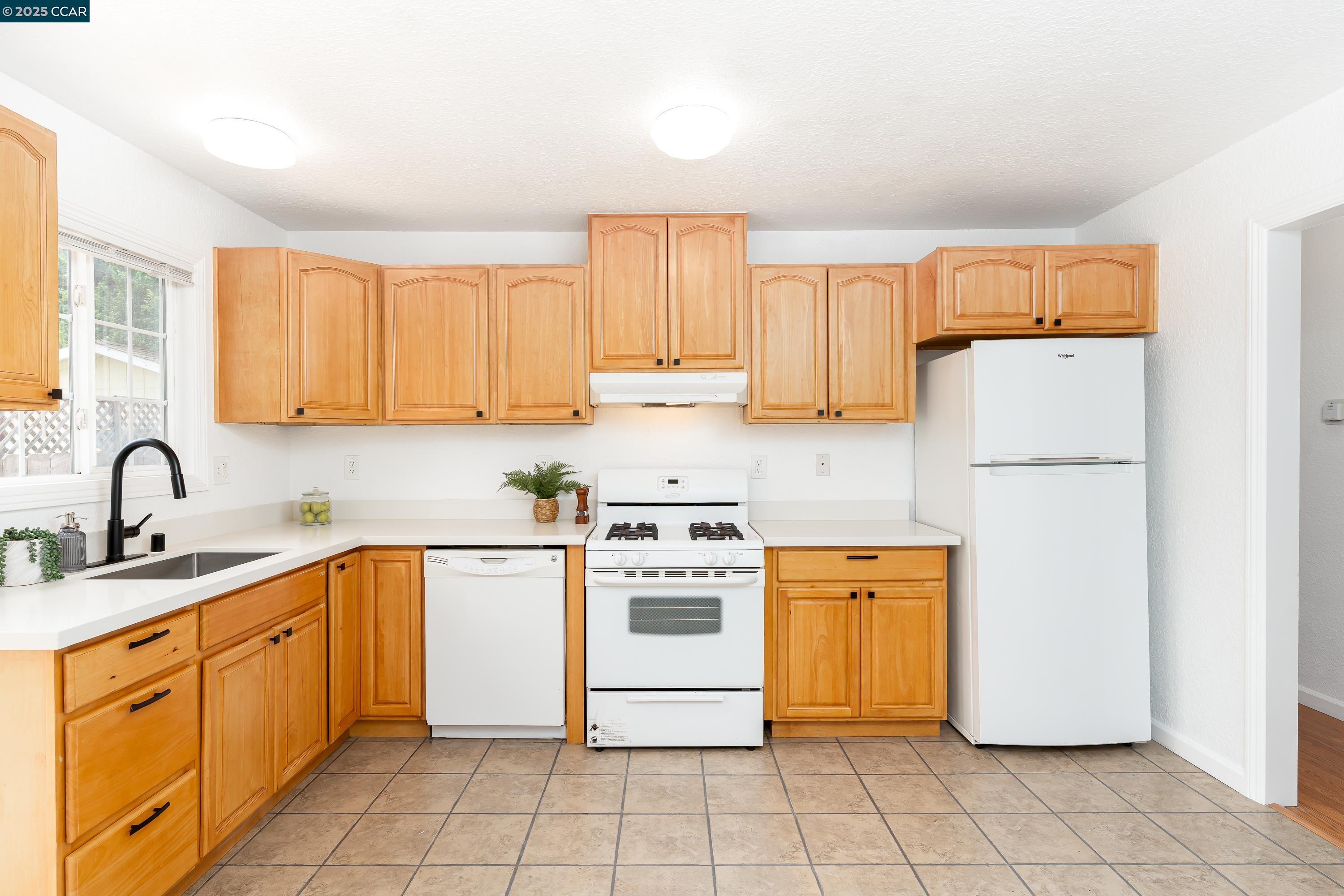 Detail Gallery Image 17 of 53 For 2502 Esmond Ave, Richmond,  CA 94804 - 3 Beds | 2 Baths