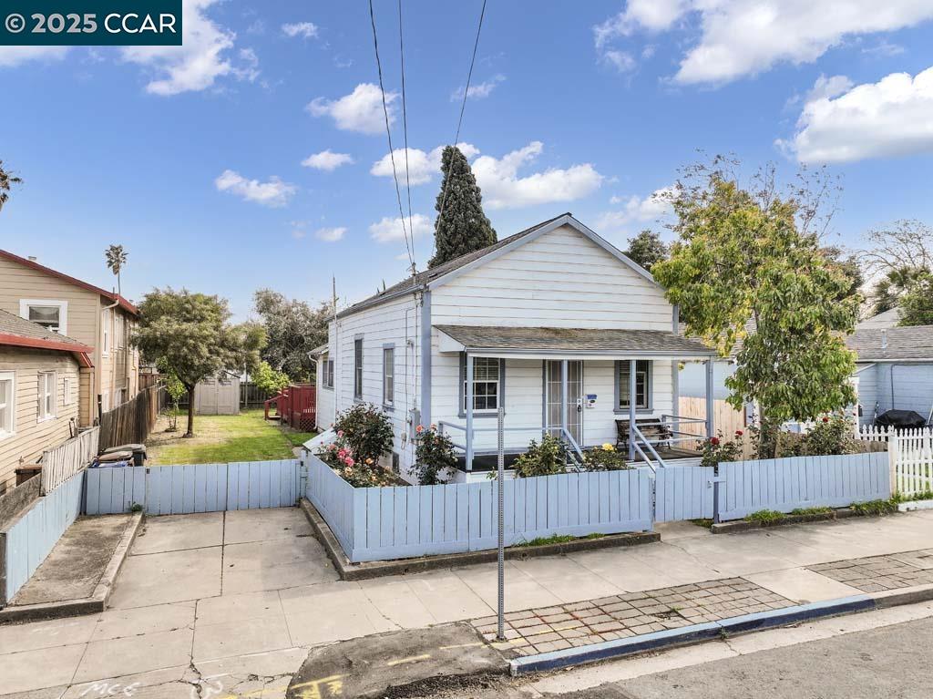 Detail Gallery Image 1 of 38 For 1005 W 5th Street, Antioch,  CA 94509 - 4 Beds | 1/1 Baths