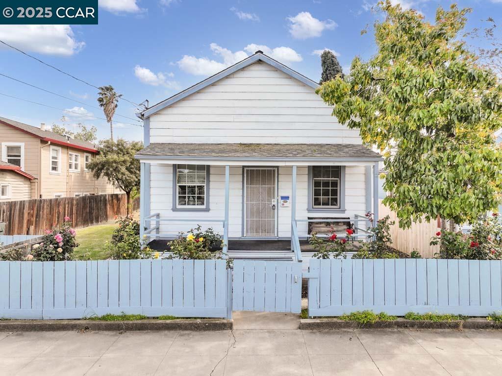 Detail Gallery Image 5 of 38 For 1005 W 5th Street, Antioch,  CA 94509 - 4 Beds | 1/1 Baths
