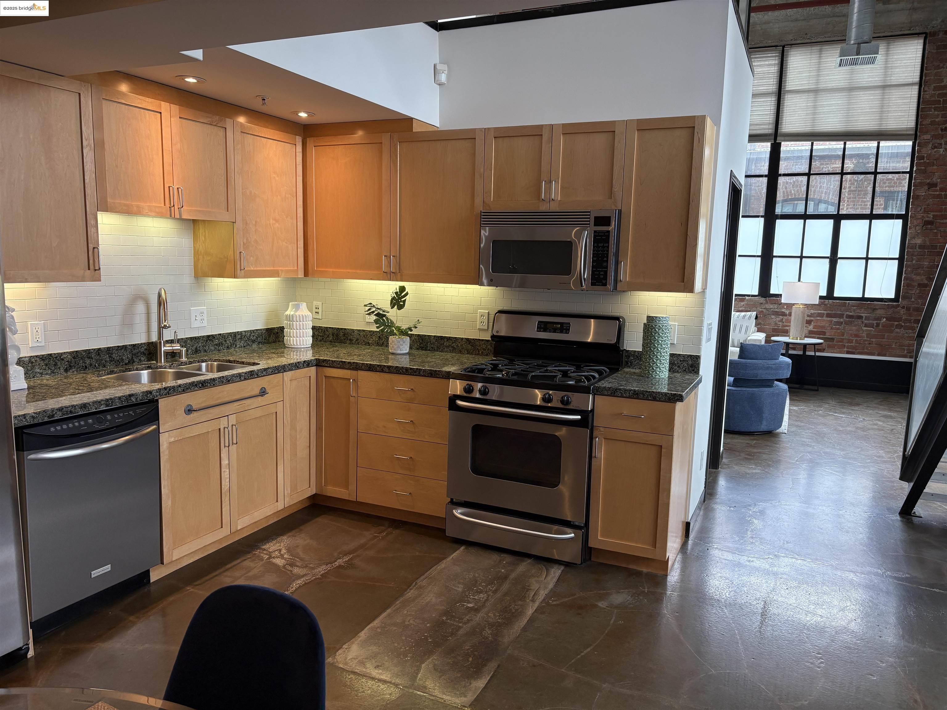 Detail Gallery Image 2 of 30 For 425 E 11th St #15,  Oakland,  CA 94606 - 1 Beds | 1 Baths