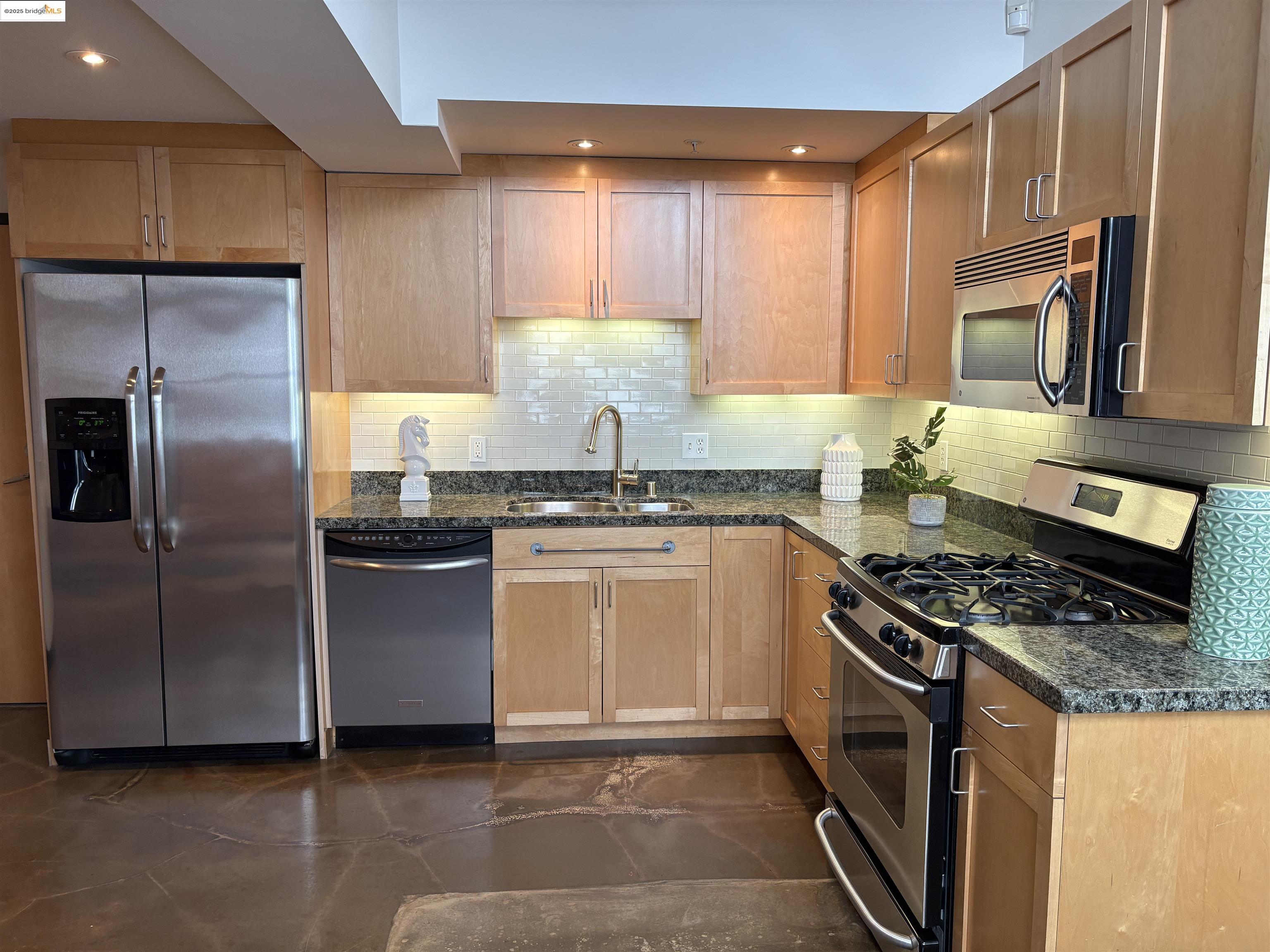 Detail Gallery Image 3 of 30 For 425 E 11th St #15,  Oakland,  CA 94606 - 1 Beds | 1 Baths