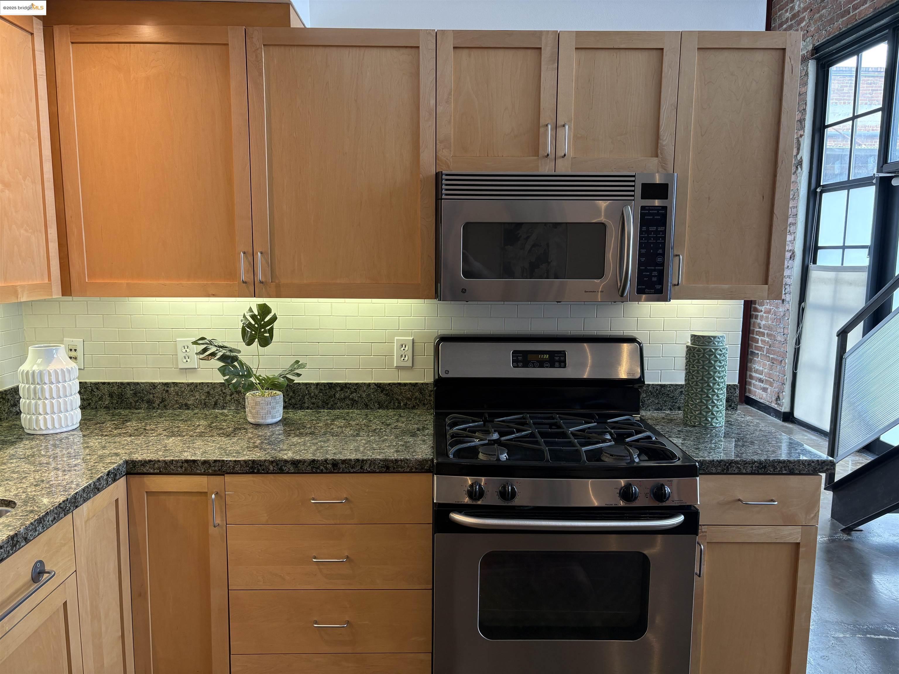 Detail Gallery Image 4 of 30 For 425 E 11th St #15,  Oakland,  CA 94606 - 1 Beds | 1 Baths
