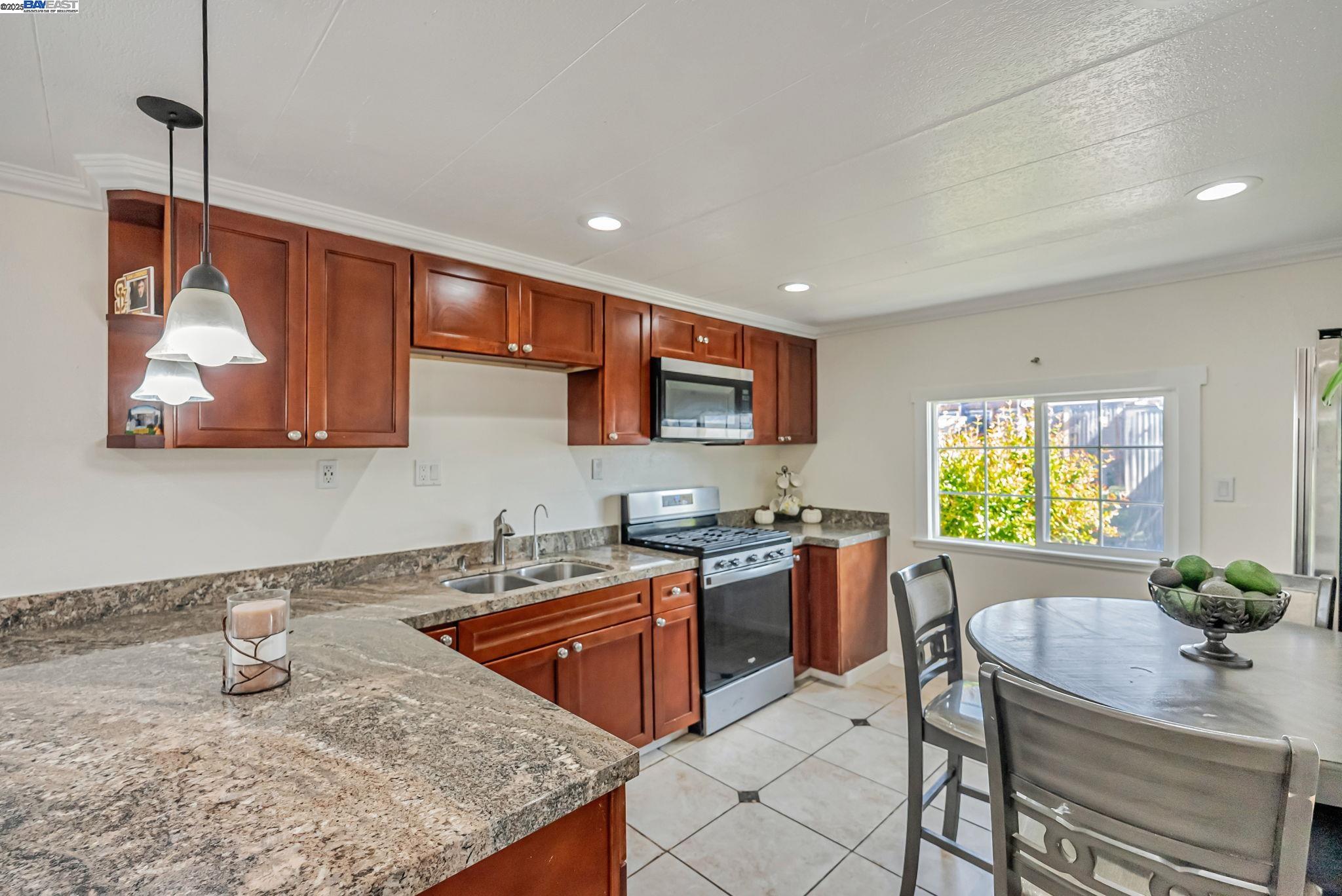 Detail Gallery Image 3 of 24 For 19150 Hesperian Blvd #19,  Hayward,  CA 94541 - 3 Beds | 1 Baths
