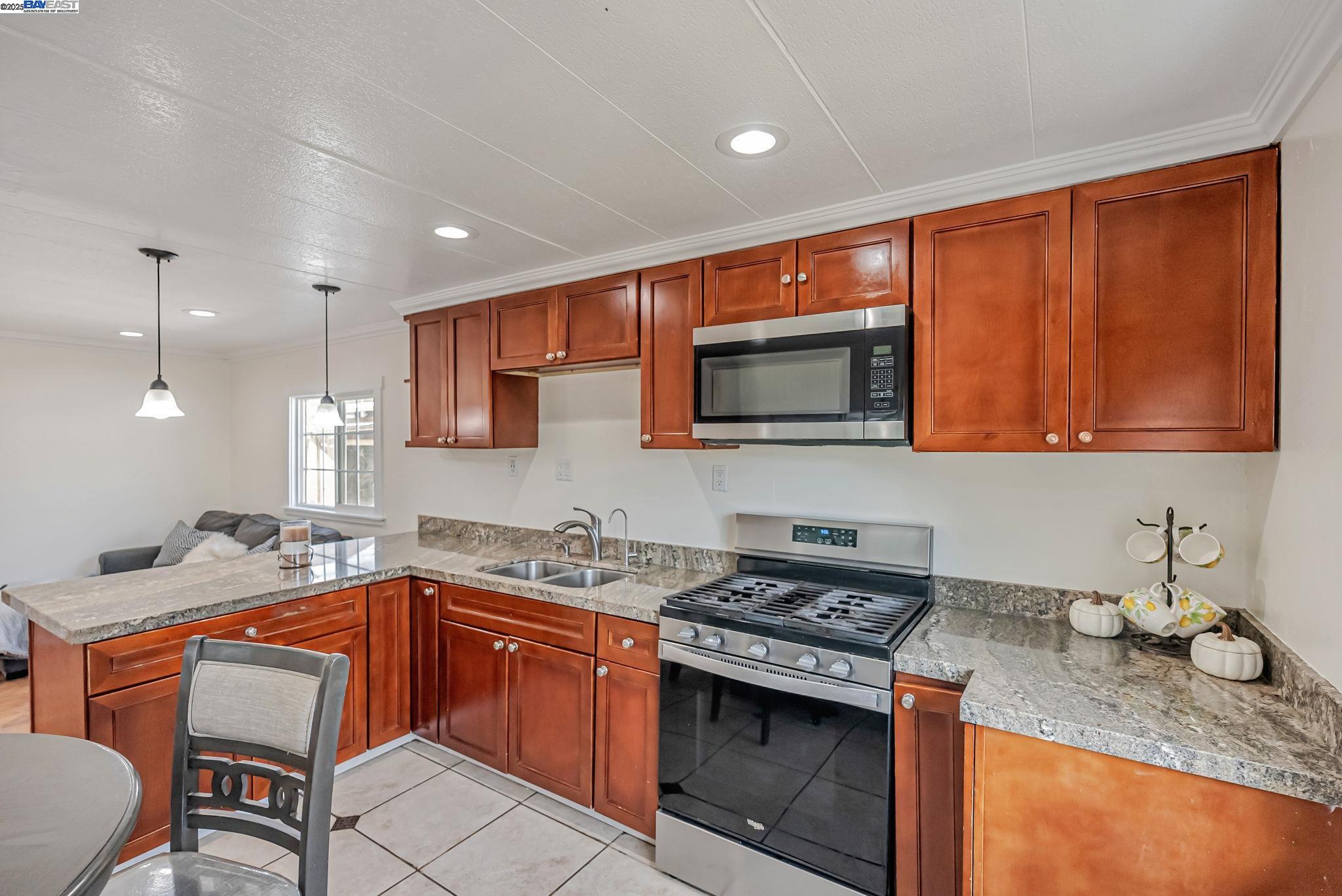 Detail Gallery Image 4 of 24 For 19150 Hesperian Blvd #19,  Hayward,  CA 94541 - 3 Beds | 1 Baths
