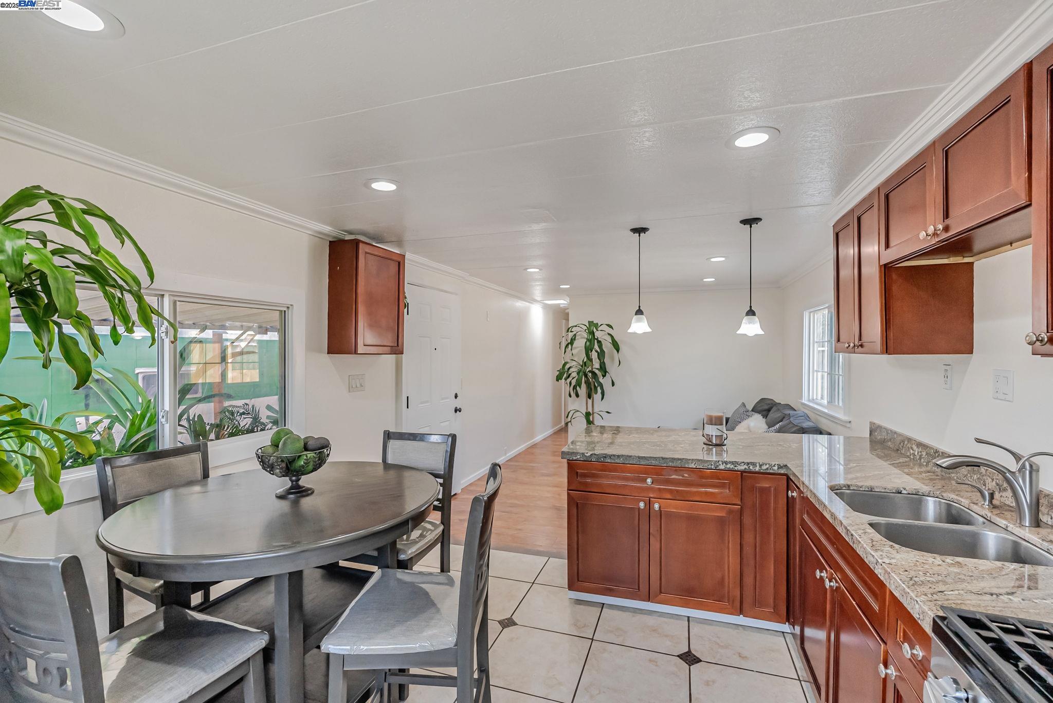 Detail Gallery Image 5 of 24 For 19150 Hesperian Blvd #19,  Hayward,  CA 94541 - 3 Beds | 1 Baths
