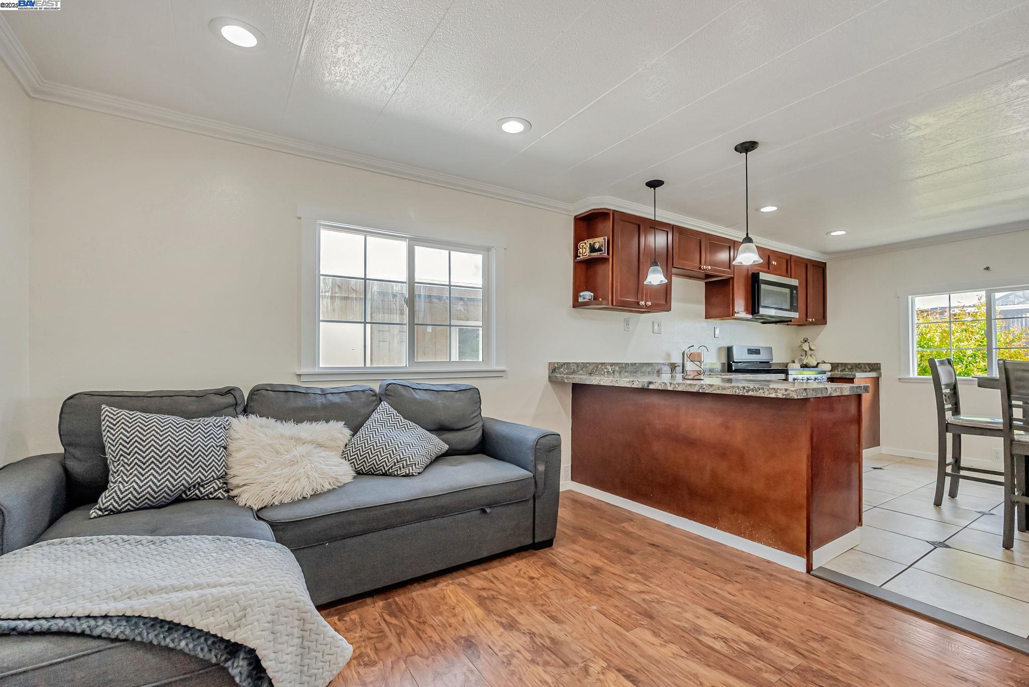 Detail Gallery Image 7 of 24 For 19150 Hesperian Blvd #19,  Hayward,  CA 94541 - 3 Beds | 1 Baths