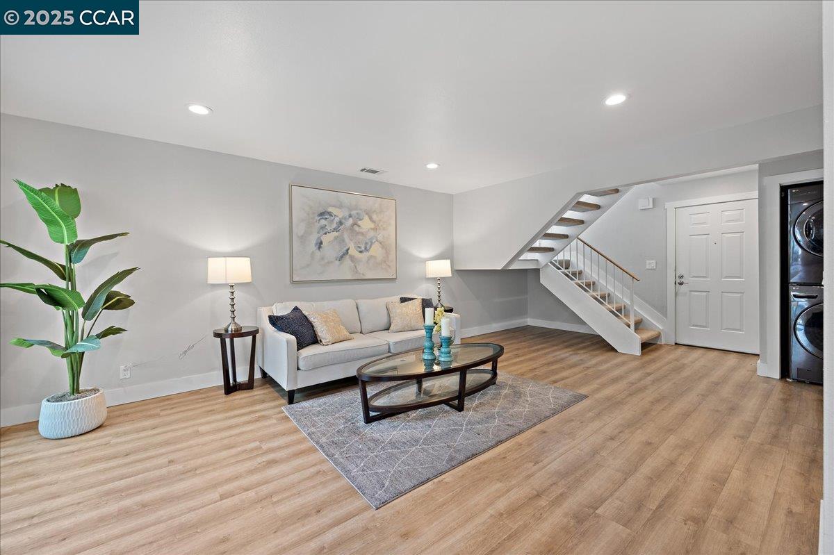Detail Gallery Image 3 of 23 For 48 Mozden, Pleasant Hill,  CA 94523 - 2 Beds | 2 Baths