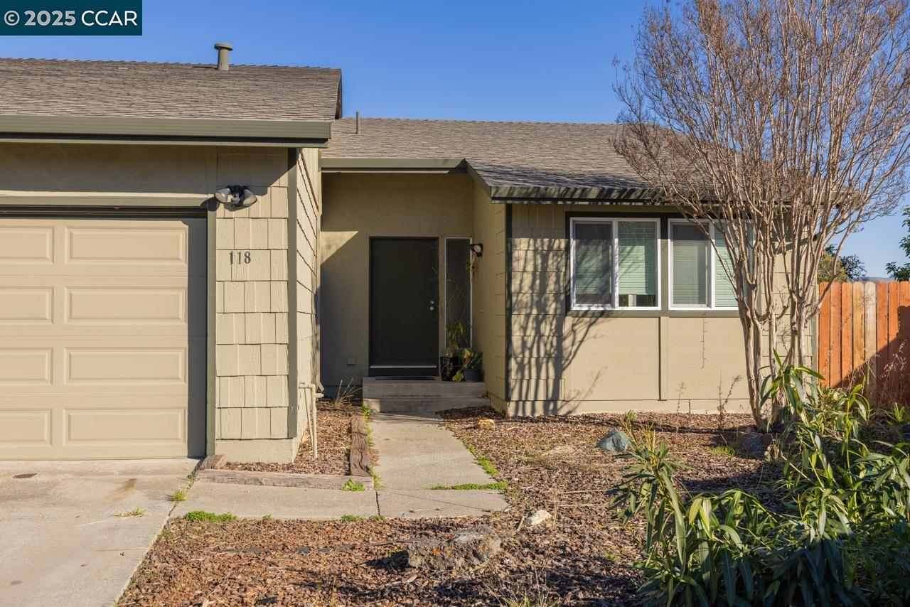 Detail Gallery Image 2 of 22 For 118 Dove Ct, Hercules,  CA 94547 - 3 Beds | 2 Baths