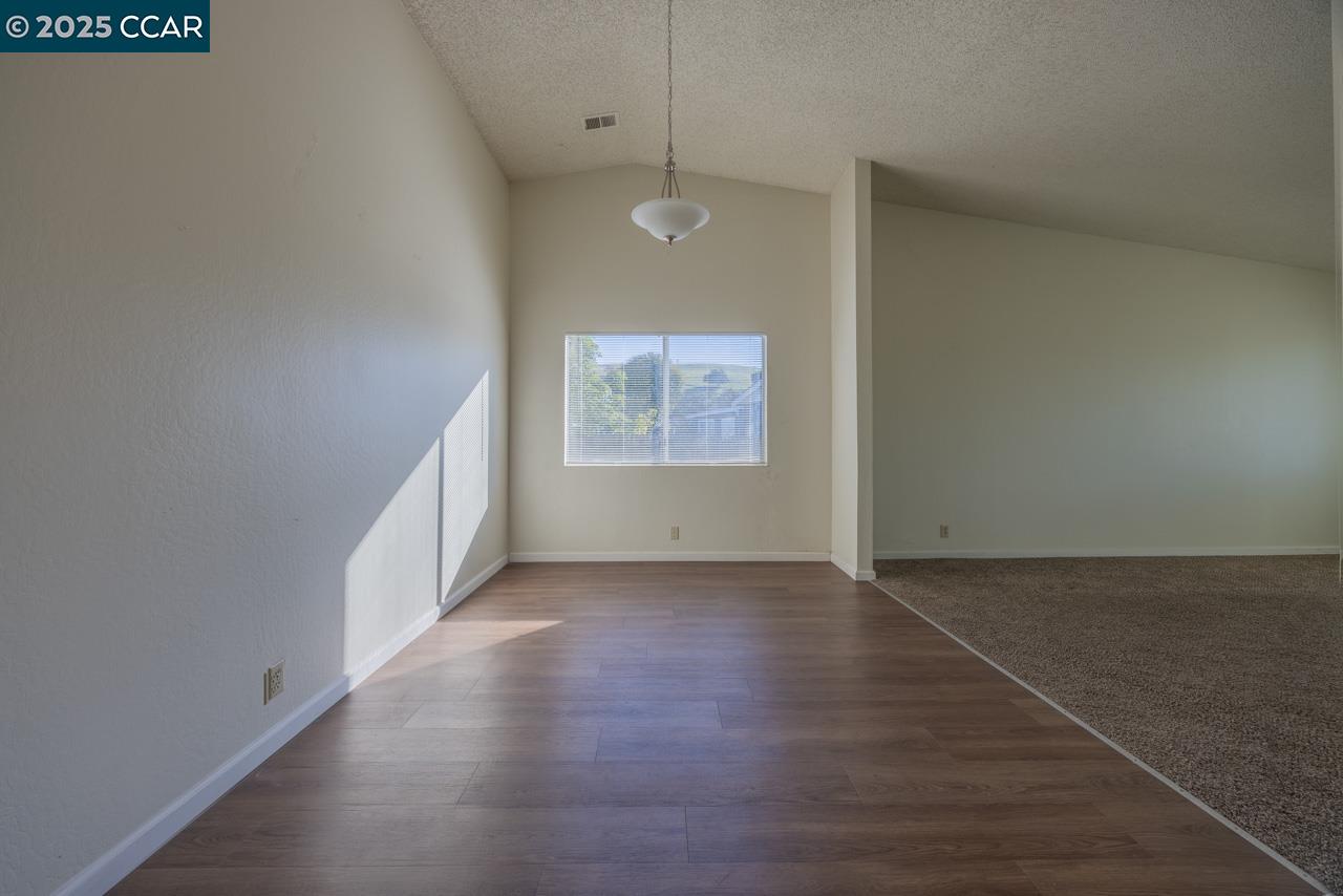 Detail Gallery Image 5 of 22 For 118 Dove Ct, Hercules,  CA 94547 - 3 Beds | 2 Baths