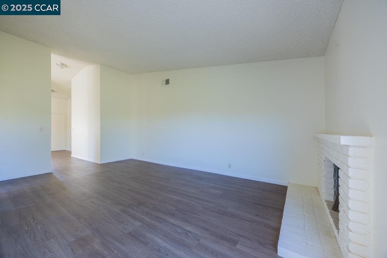 Detail Gallery Image 6 of 22 For 118 Dove Ct, Hercules,  CA 94547 - 3 Beds | 2 Baths