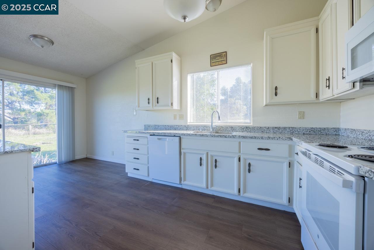 Detail Gallery Image 8 of 22 For 118 Dove Ct, Hercules,  CA 94547 - 3 Beds | 2 Baths