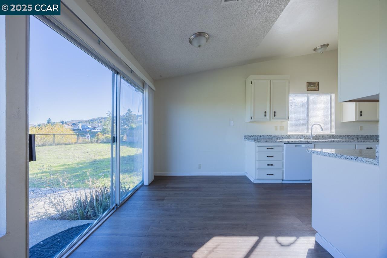 Detail Gallery Image 9 of 22 For 118 Dove Ct, Hercules,  CA 94547 - 3 Beds | 2 Baths