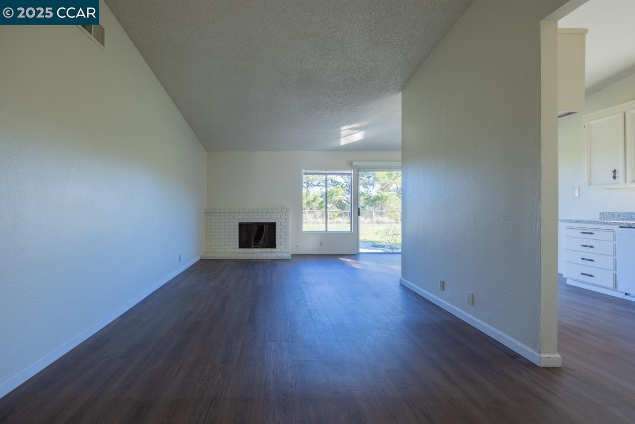 Detail Gallery Image 10 of 22 For 118 Dove Ct, Hercules,  CA 94547 - 3 Beds | 2 Baths