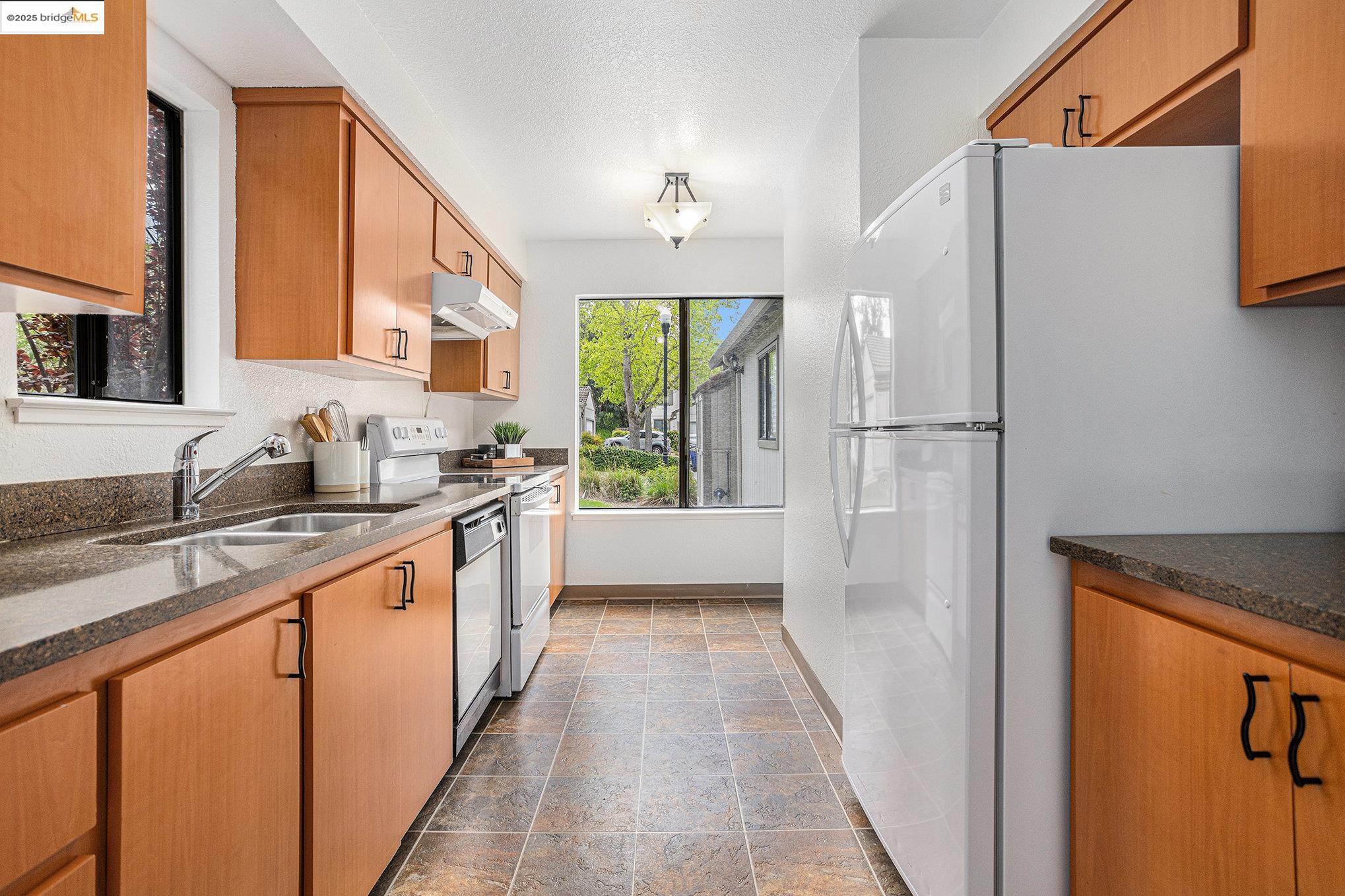 Detail Gallery Image 9 of 30 For 9 Moraine Ct, Hercules,  CA 94547 - 3 Beds | 2/1 Baths