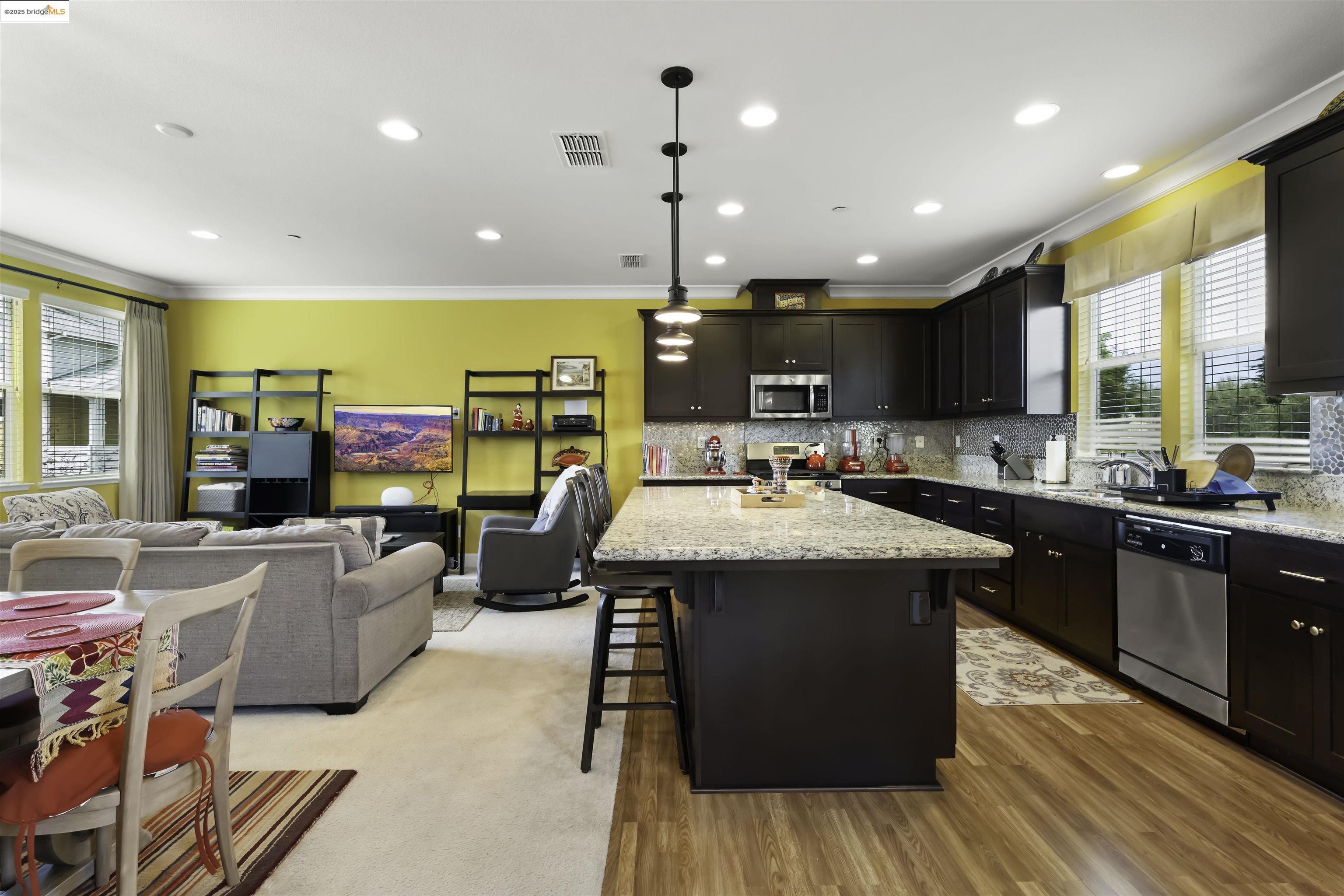Detail Gallery Image 10 of 36 For 23308 Wilmot Cir, Hayward,  CA 94545 - 3 Beds | 3/1 Baths