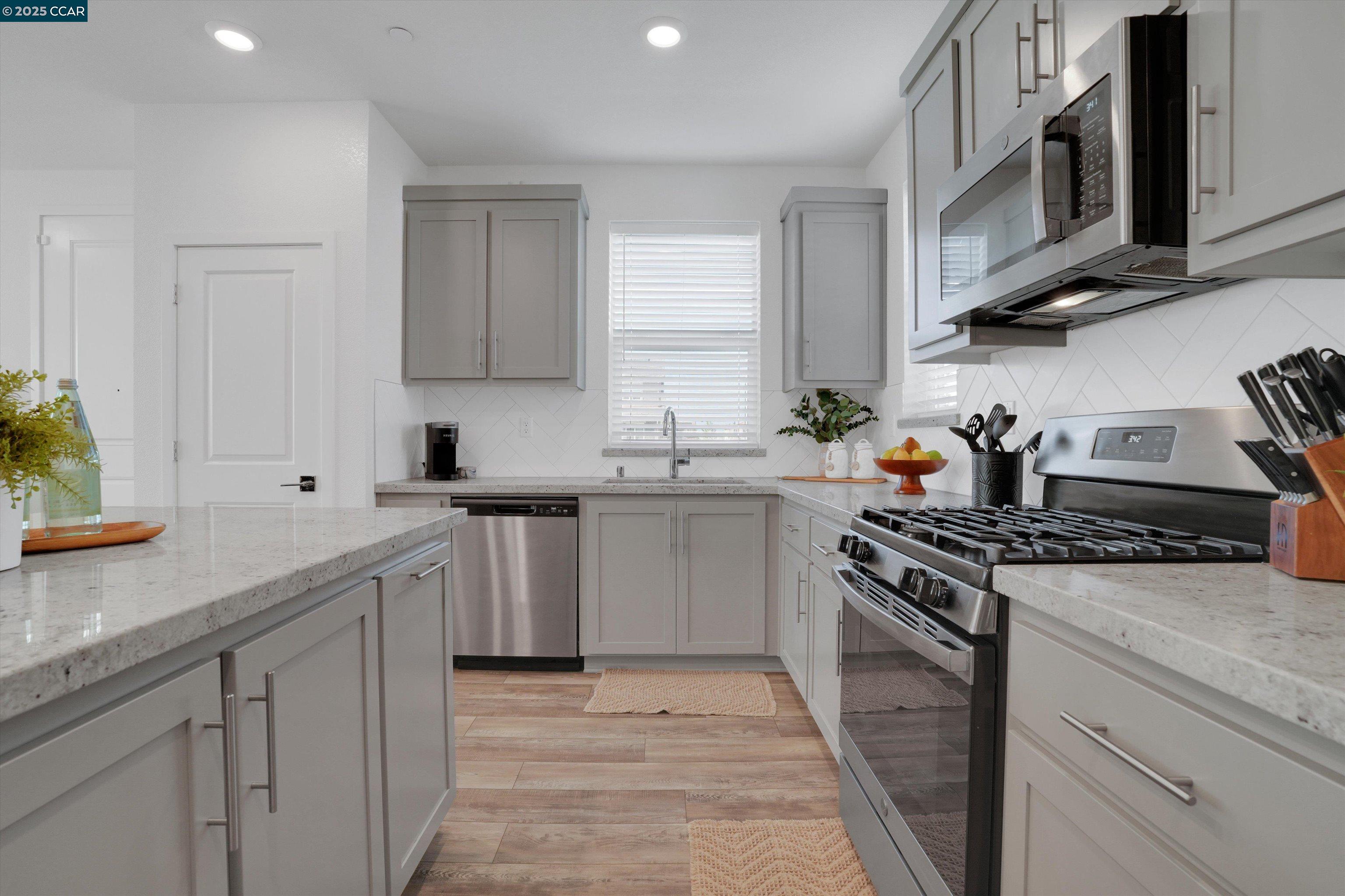 Detail Gallery Image 13 of 37 For 2160 Marina Dr, Lathrop,  CA 95330 - 3 Beds | 2/1 Baths