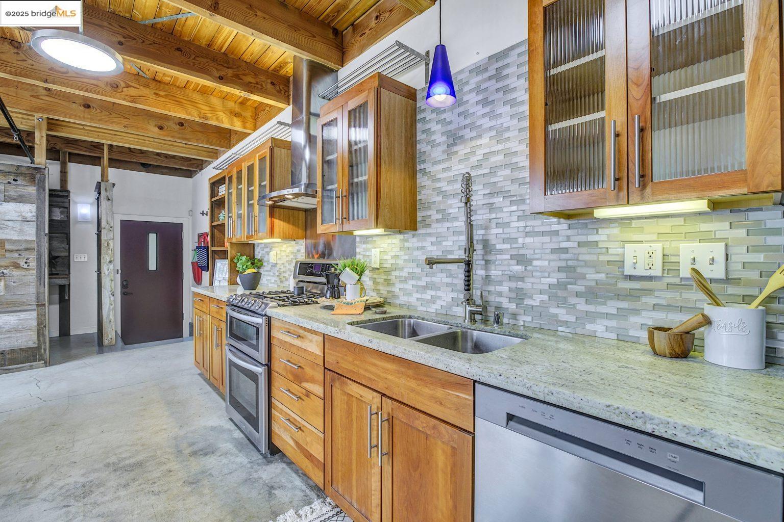 Detail Gallery Image 19 of 51 For 1695 15th St #18,  Oakland,  CA 94607 - 1 Beds | 1/1 Baths