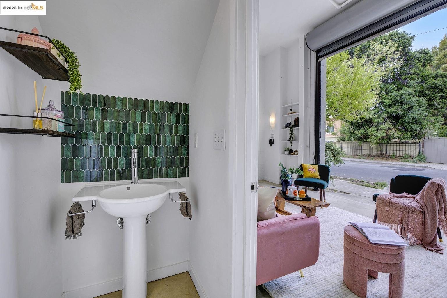 Detail Gallery Image 4 of 51 For 1695 15th St #18,  Oakland,  CA 94607 - 1 Beds | 1/1 Baths