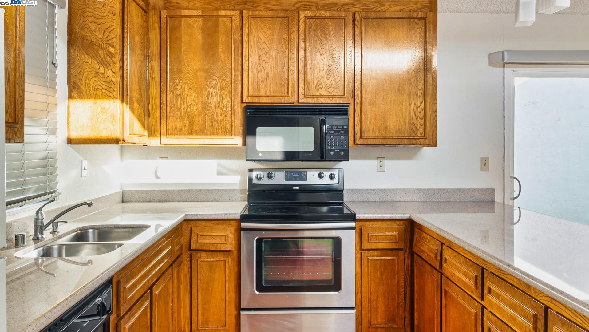 Detail Gallery Image 4 of 17 For 34915 Osprey Dr, Union City,  CA 94587 - 4 Beds | 2 Baths