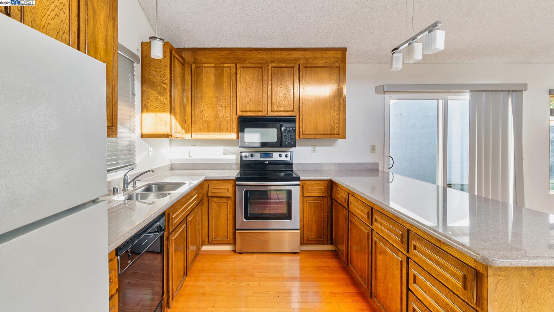 Detail Gallery Image 5 of 17 For 34915 Osprey Dr, Union City,  CA 94587 - 4 Beds | 2 Baths