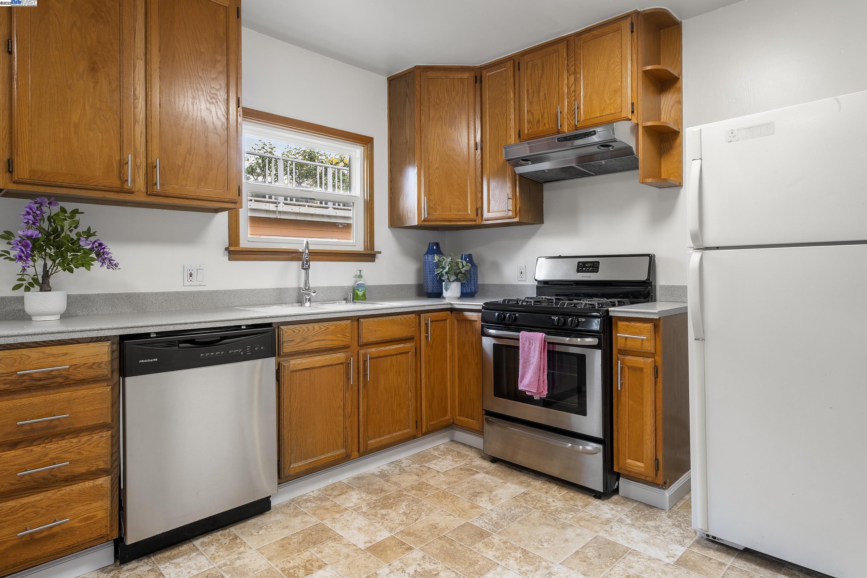 Detail Gallery Image 25 of 37 For 16120 Marcella St, San Leandro,  CA 94578 - 3 Beds | 2 Baths