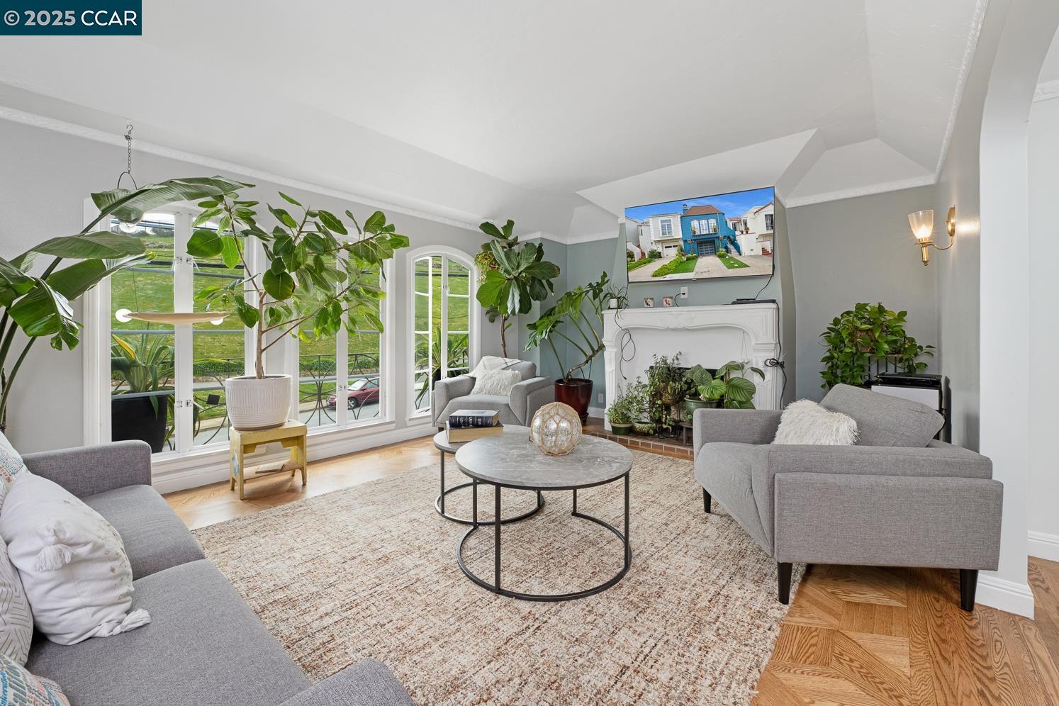 Detail Gallery Image 3 of 38 For 1923 28th Ave, San Francisco,  CA 94116 - 2 Beds | 1 Baths