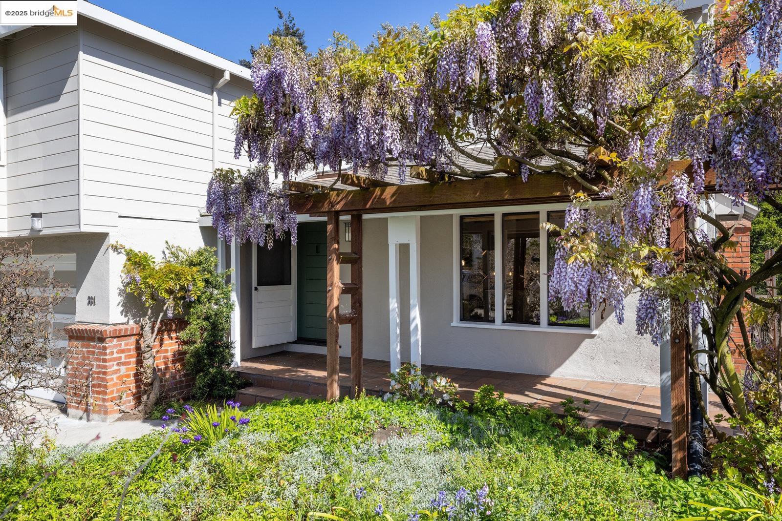 Detail Gallery Image 1 of 1 For 331 Marlow Dr, Oakland,  CA 94605 - 3 Beds | 3 Baths