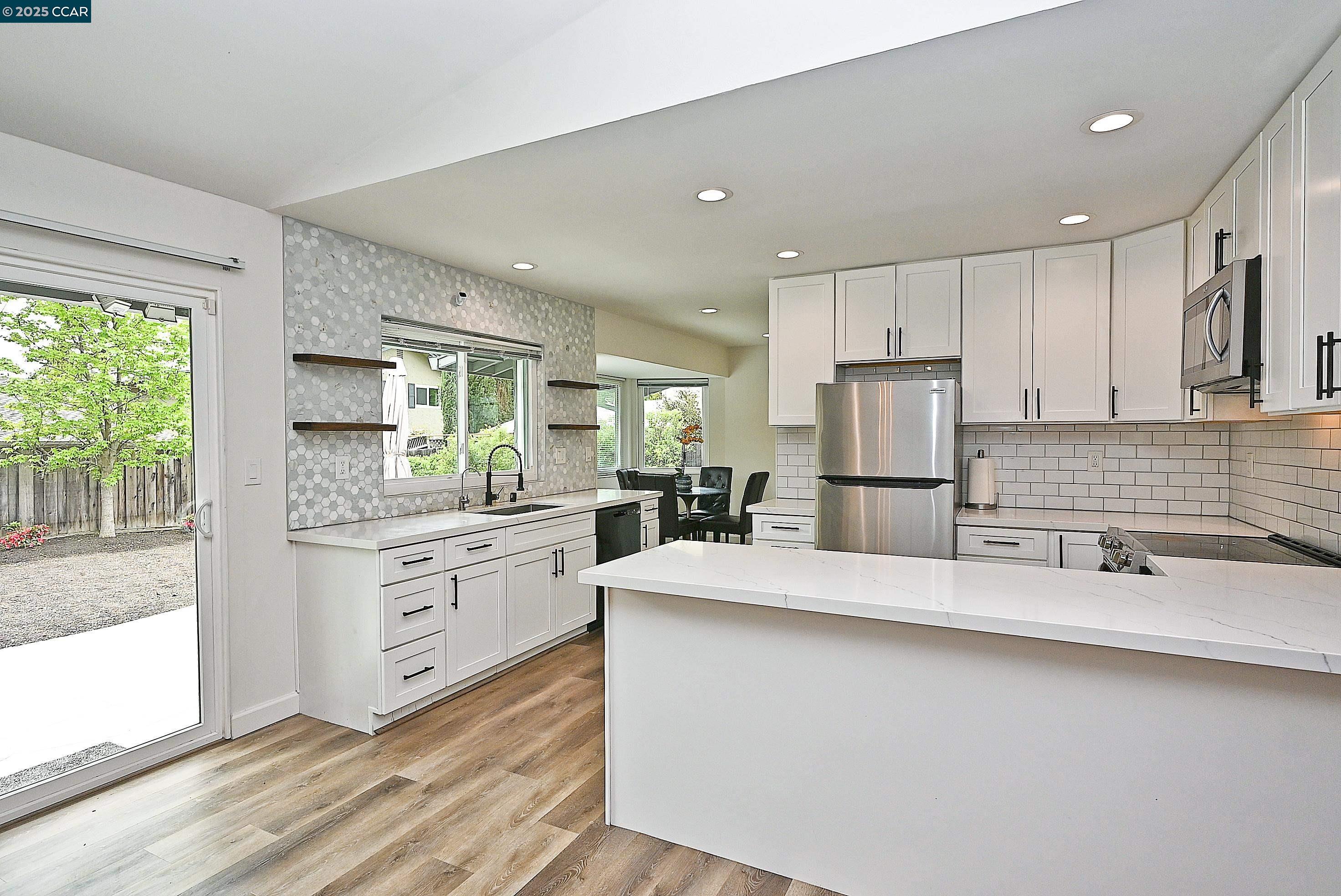 Detail Gallery Image 6 of 34 For 5516 Langford Ct, Concord,  CA 94521 - 4 Beds | 2 Baths