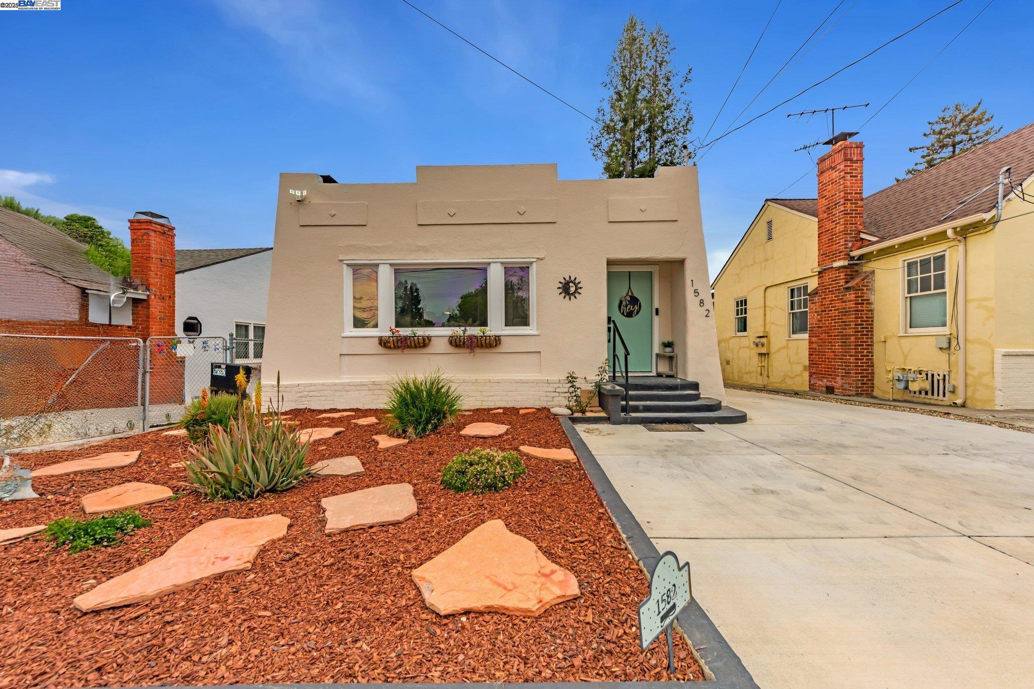 Detail Gallery Image 1 of 1 For 1582 D Street, Hayward,  CA 94541 - 2 Beds | 1 Baths