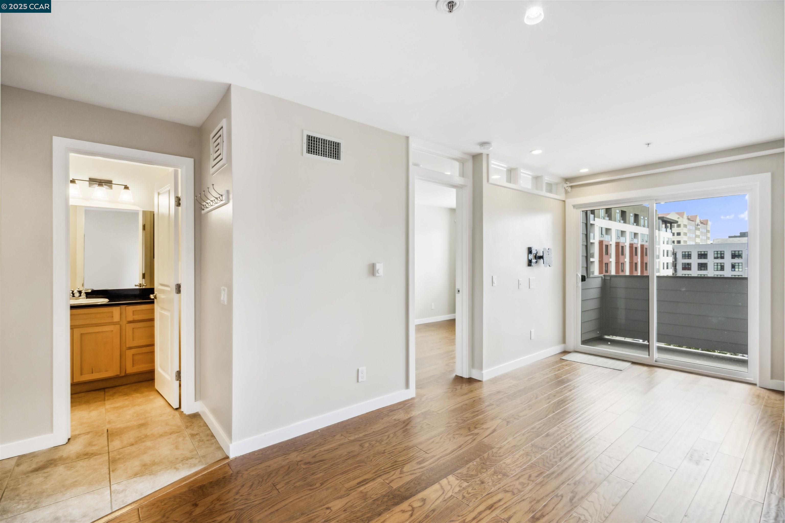 6400 Christie Ave # 5303, Emeryville, California 94608, 1 Bedroom Bedrooms, 2 Rooms Rooms,1 BathroomBathrooms,Residential Lease,For Rent,6400 Christie Ave # 5303,41093842