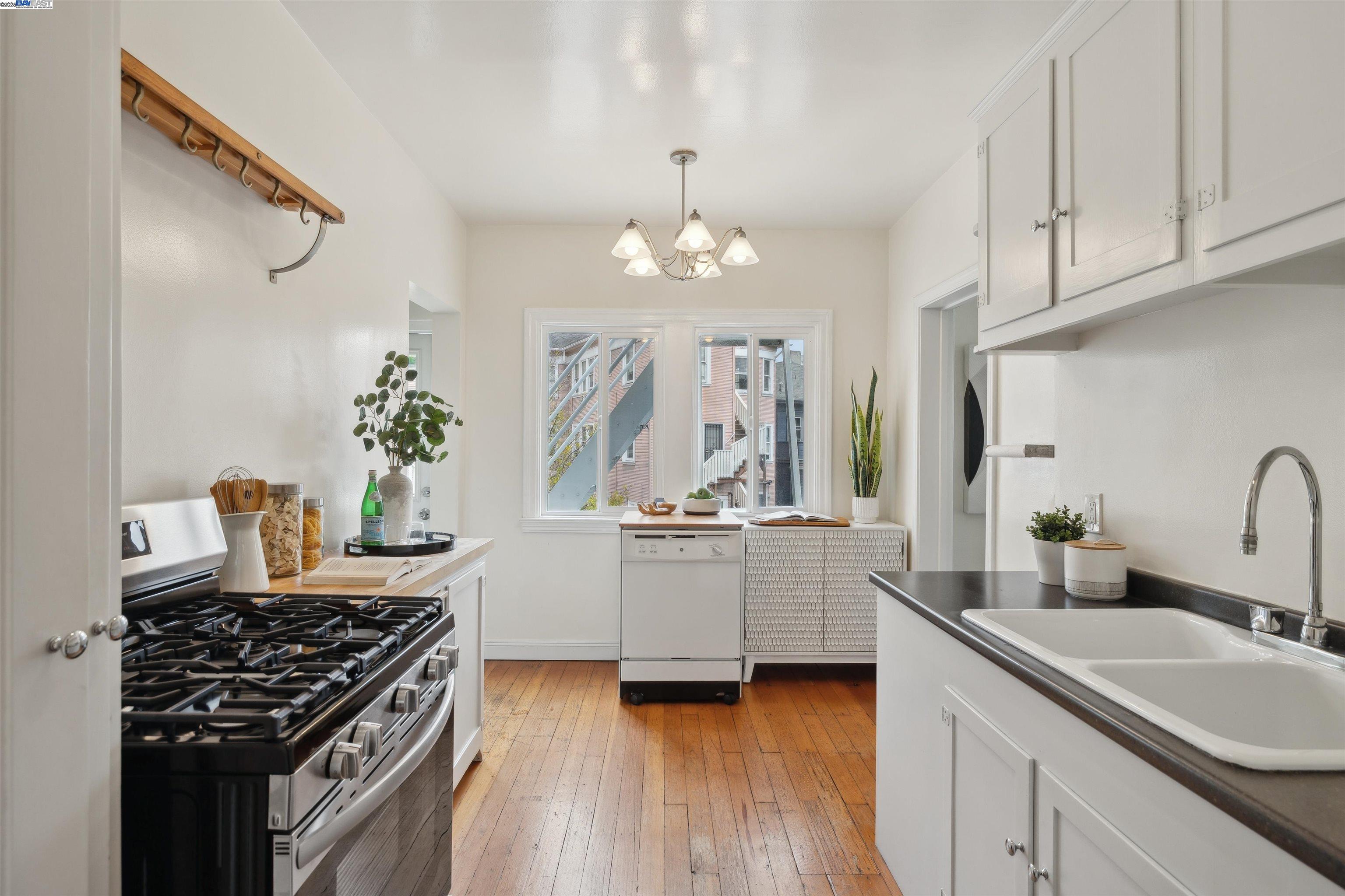 1438 Lakeshore Ave # 6, Oakland, California 94606, 1 Bedroom Bedrooms, 4 Rooms Rooms,1 BathroomBathrooms,Residential,For Sale,1438 Lakeshore Ave # 6,41093846