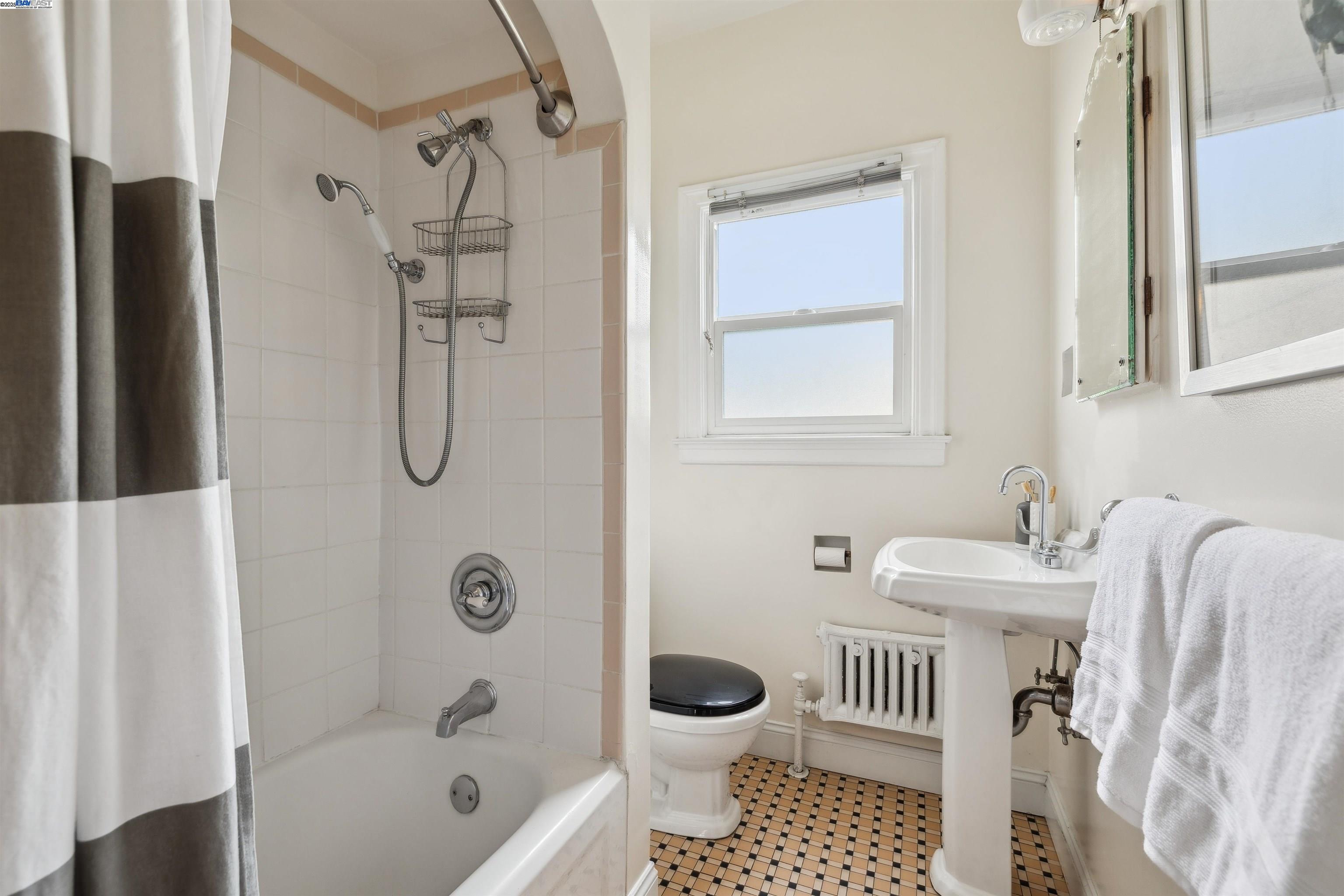 1438 Lakeshore Ave # 6, Oakland, California 94606, 1 Bedroom Bedrooms, 4 Rooms Rooms,1 BathroomBathrooms,Residential,For Sale,1438 Lakeshore Ave # 6,41093846
