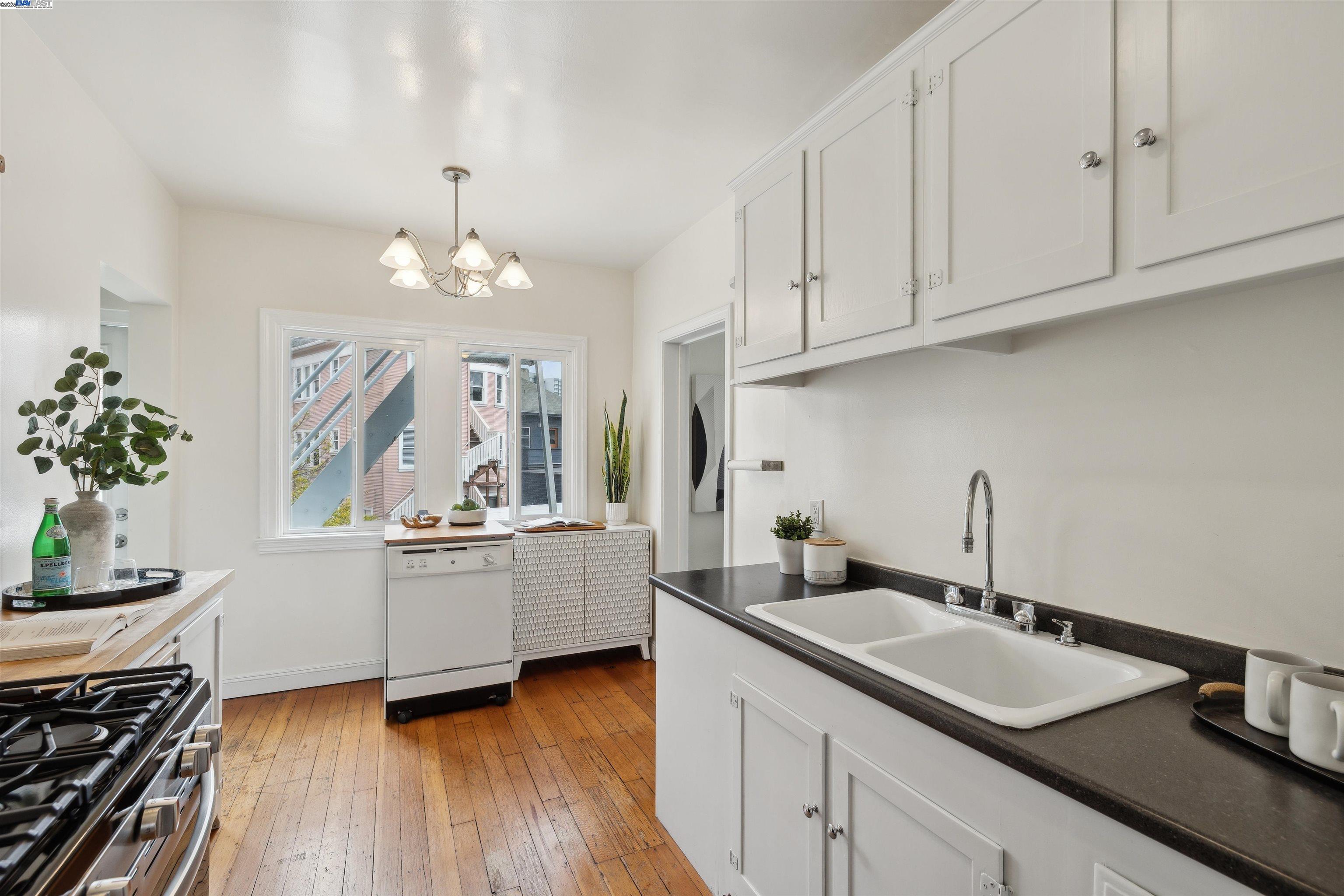 1438 Lakeshore Ave # 6, Oakland, California 94606, 1 Bedroom Bedrooms, 4 Rooms Rooms,1 BathroomBathrooms,Residential,For Sale,1438 Lakeshore Ave # 6,41093846