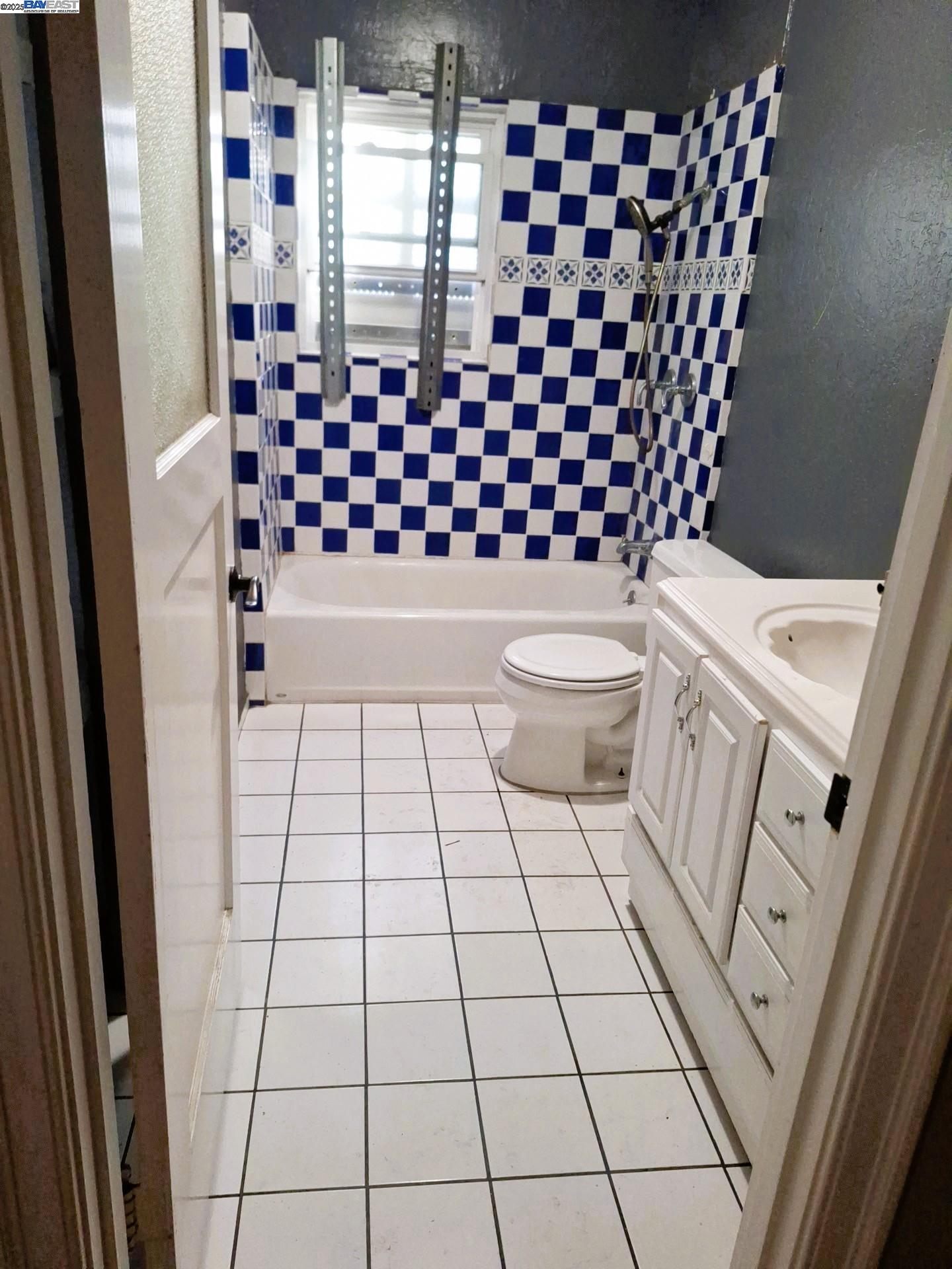 Detail Gallery Image 18 of 46 For 2000 94th Ave, Oakland,  CA 94603 - 2 Beds | 1 Baths