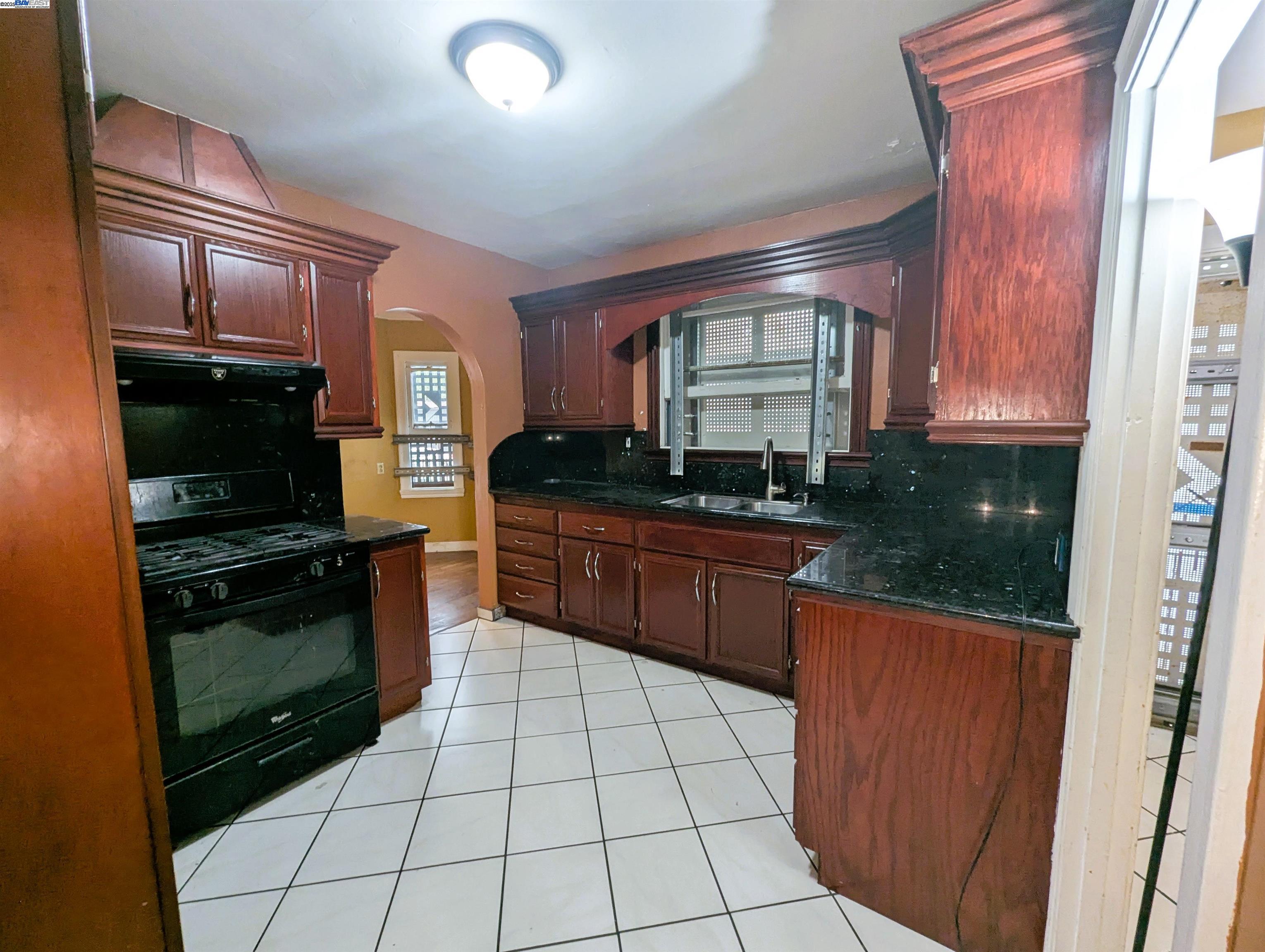 Detail Gallery Image 24 of 46 For 2000 94th Ave, Oakland,  CA 94603 - 2 Beds | 1 Baths