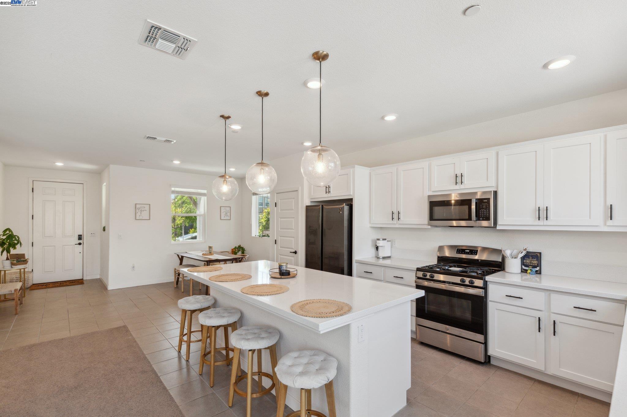 Detail Gallery Image 11 of 43 For 17451 Graceada Ln, Lathrop,  CA 95330 - 4 Beds | 3 Baths