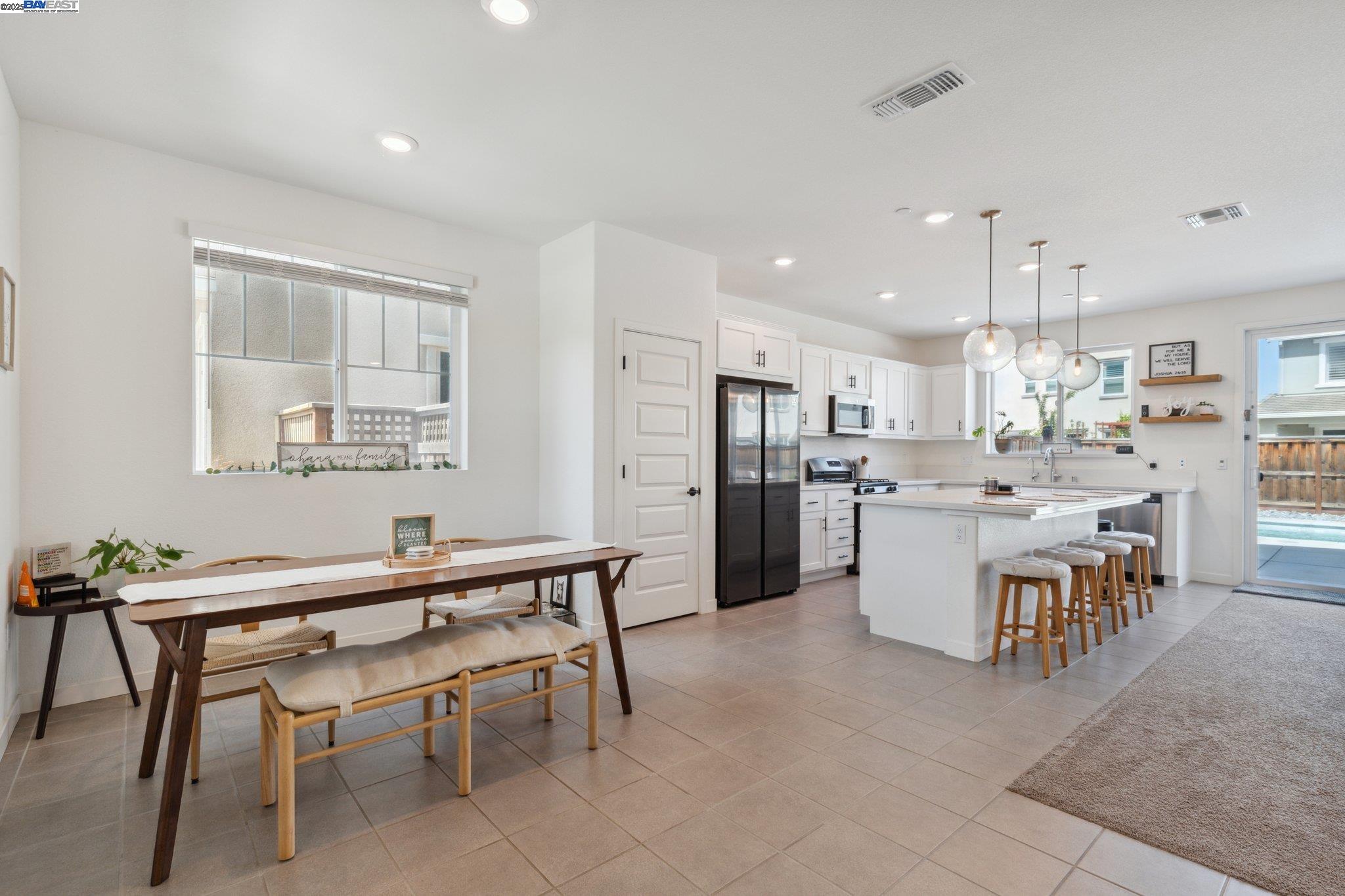Detail Gallery Image 5 of 43 For 17451 Graceada Ln, Lathrop,  CA 95330 - 4 Beds | 3 Baths