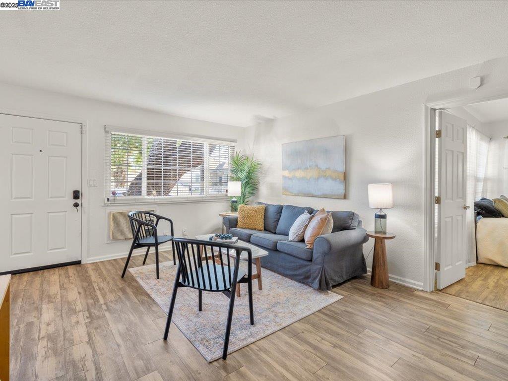 Detail Gallery Image 3 of 24 For 700 Fargo #1,  San Leandro,  CA 94579-1234 - 3 Beds | 1/2 Baths